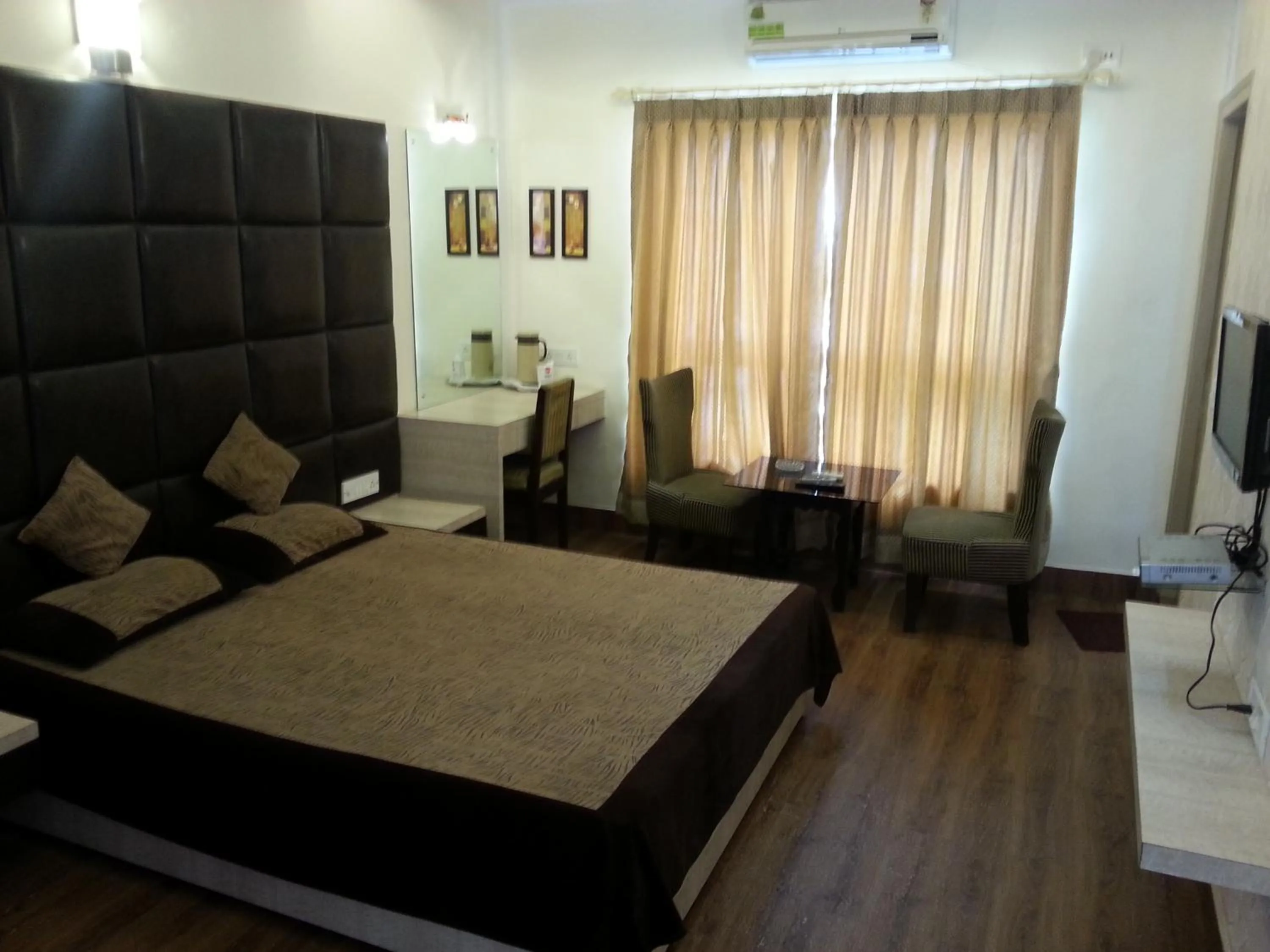 Bedroom, Bed in Hotel Rushabh Home