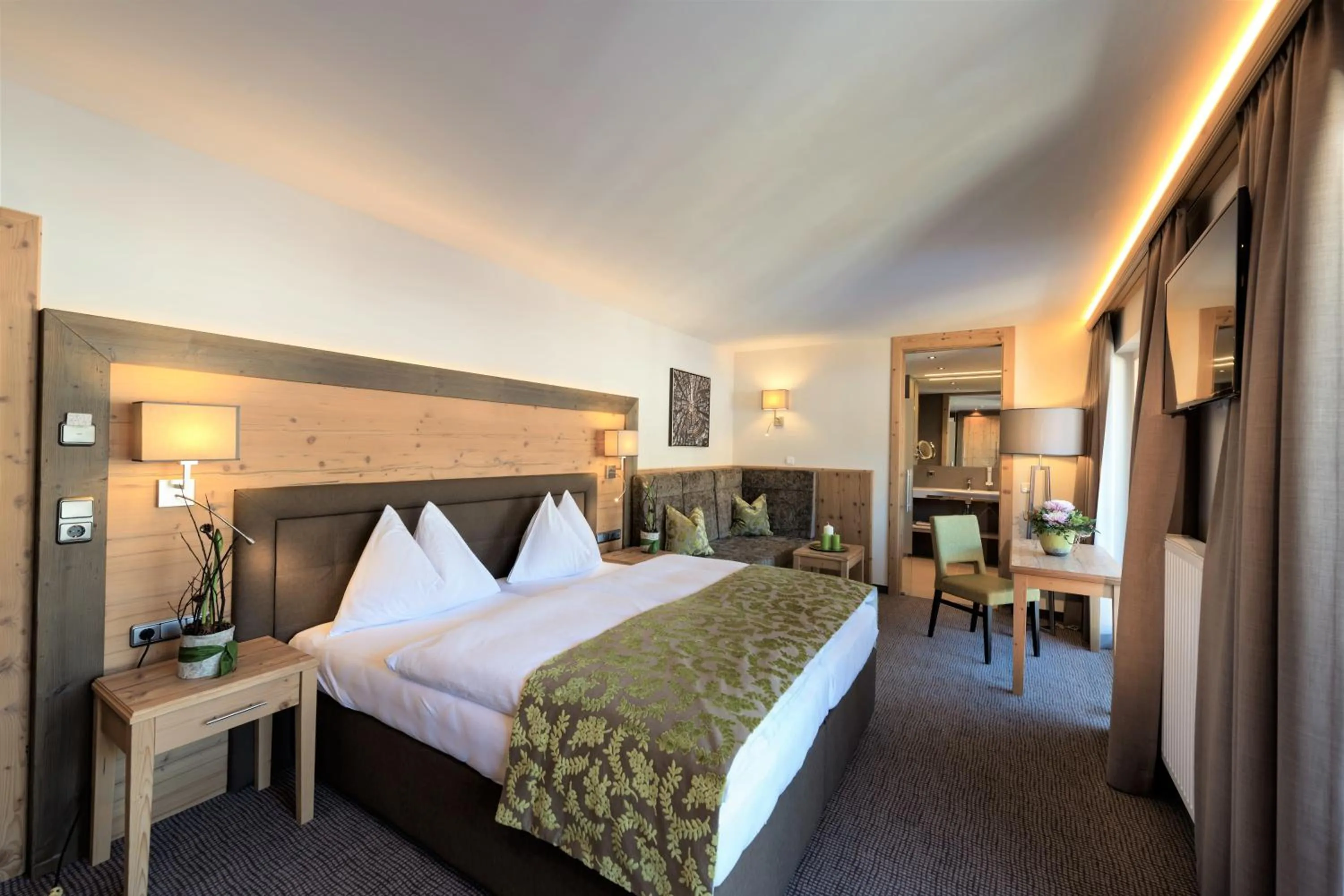 Photo of the whole room, Bed in Hotel Zentral ****superior