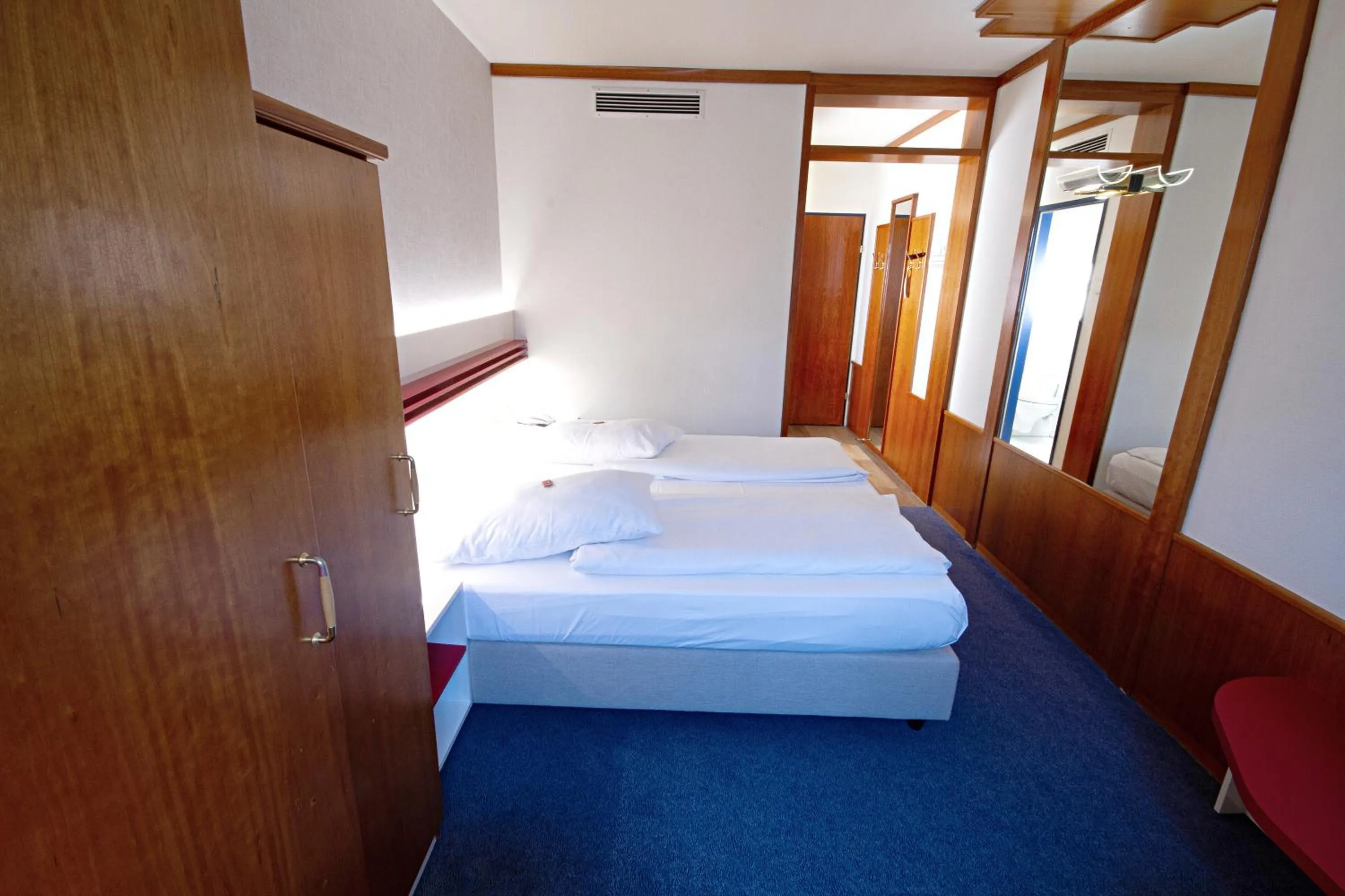 Photo of the whole room, Bed in Vienna Sporthotel