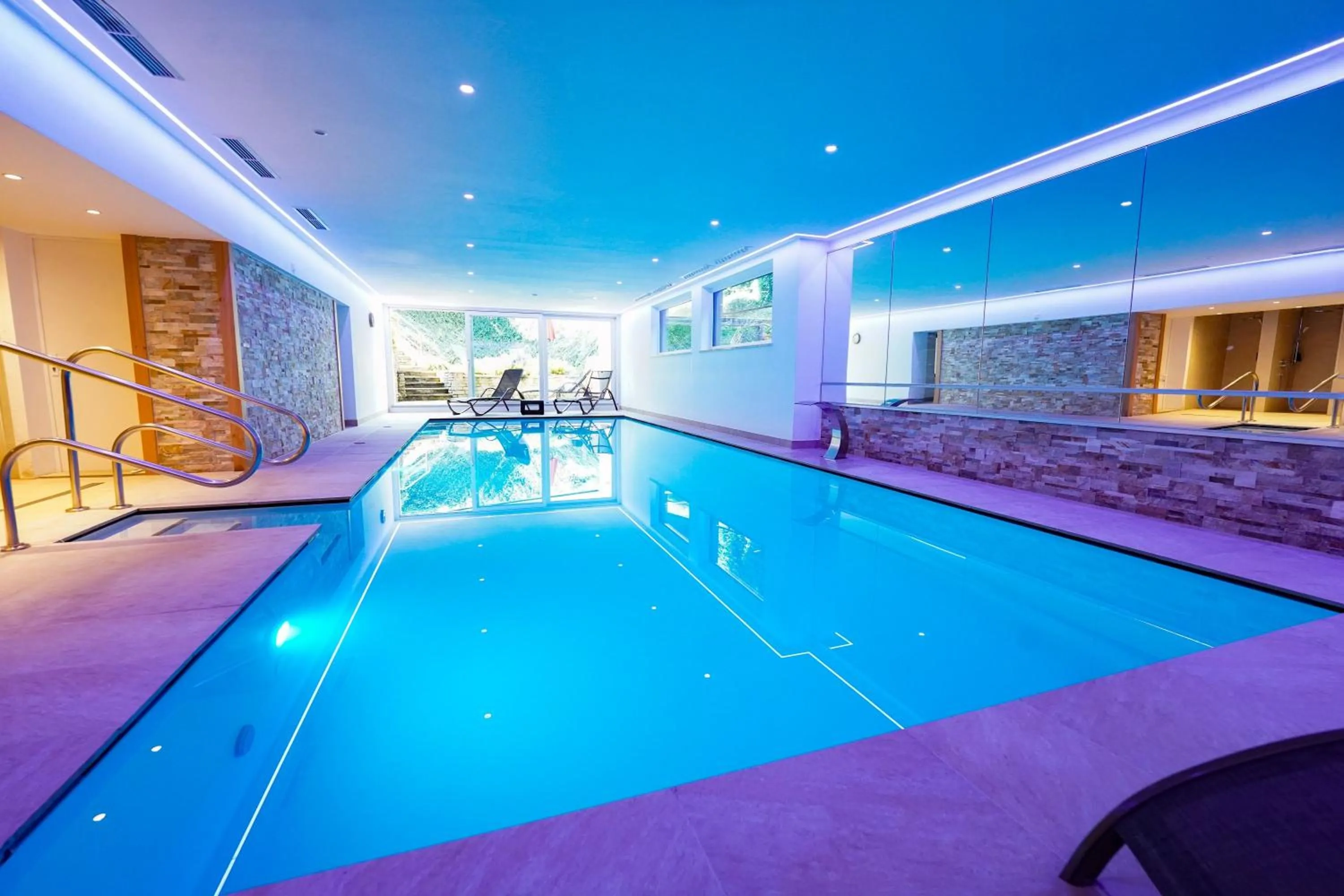 Swimming pool in Hotel Sonnhof