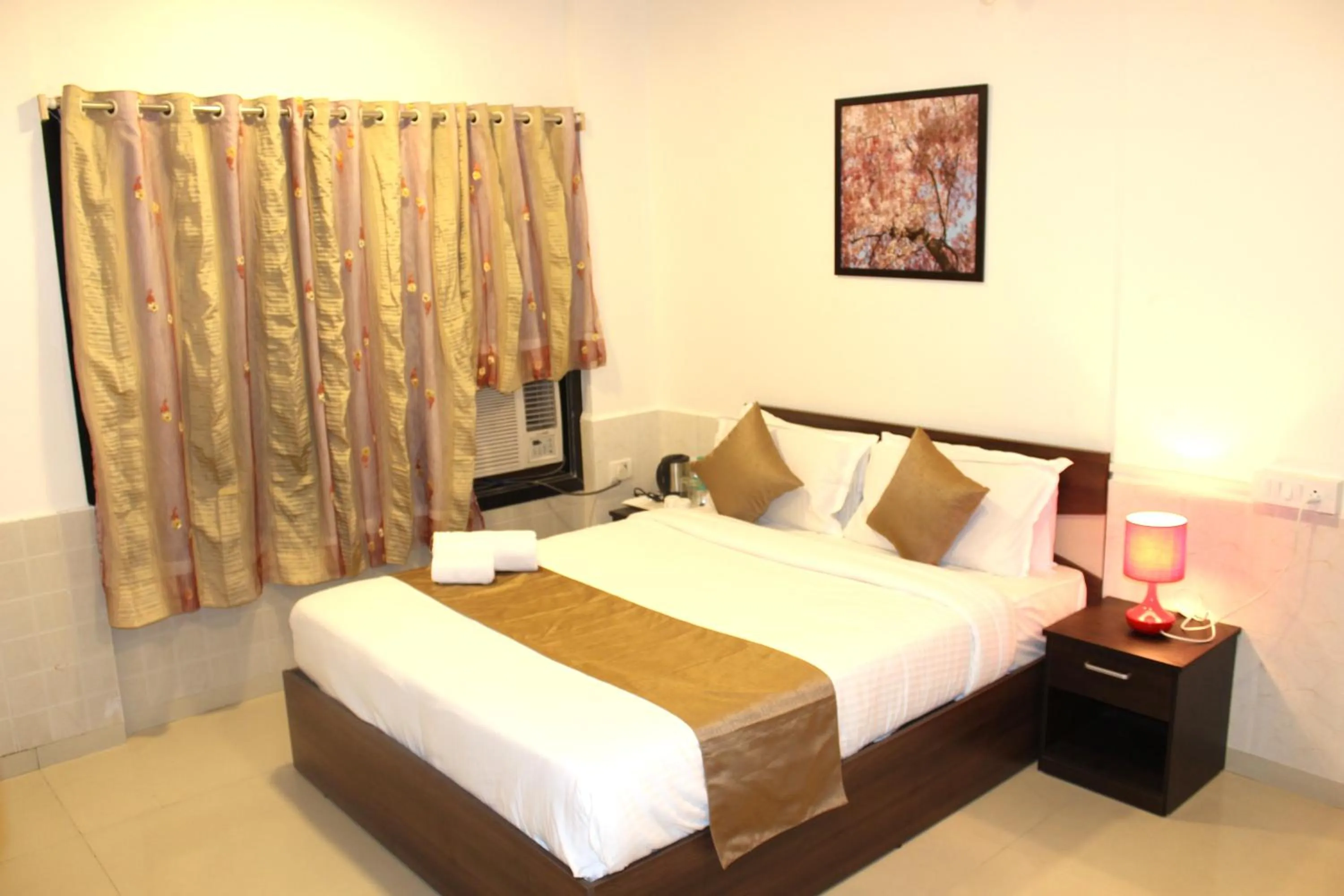 Day, Bed in Dragonfly Apartments Emerald