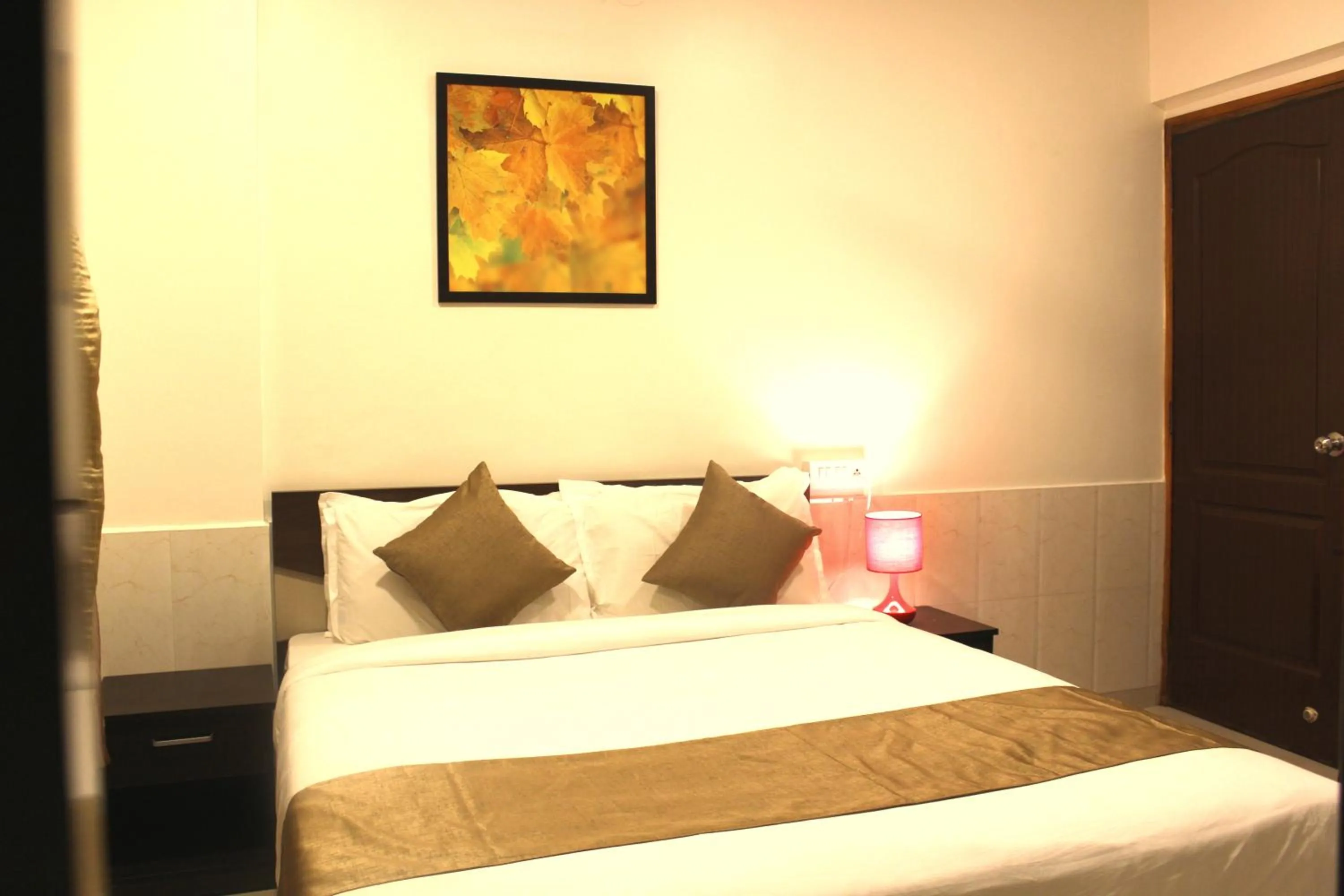 Bed in Dragonfly Apartments Emerald