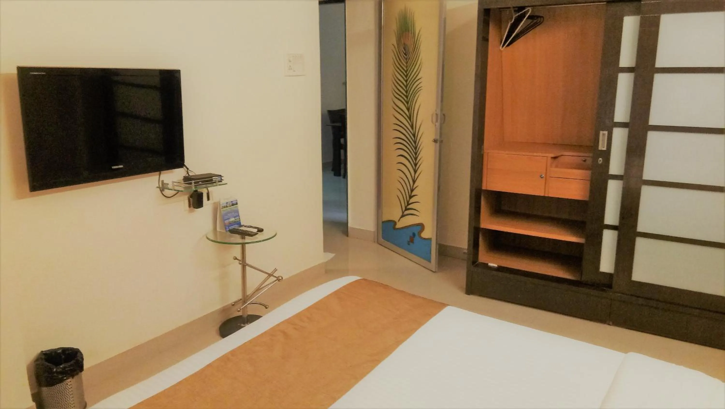 Bedroom, Bed in Dragonfly Apartments Emerald