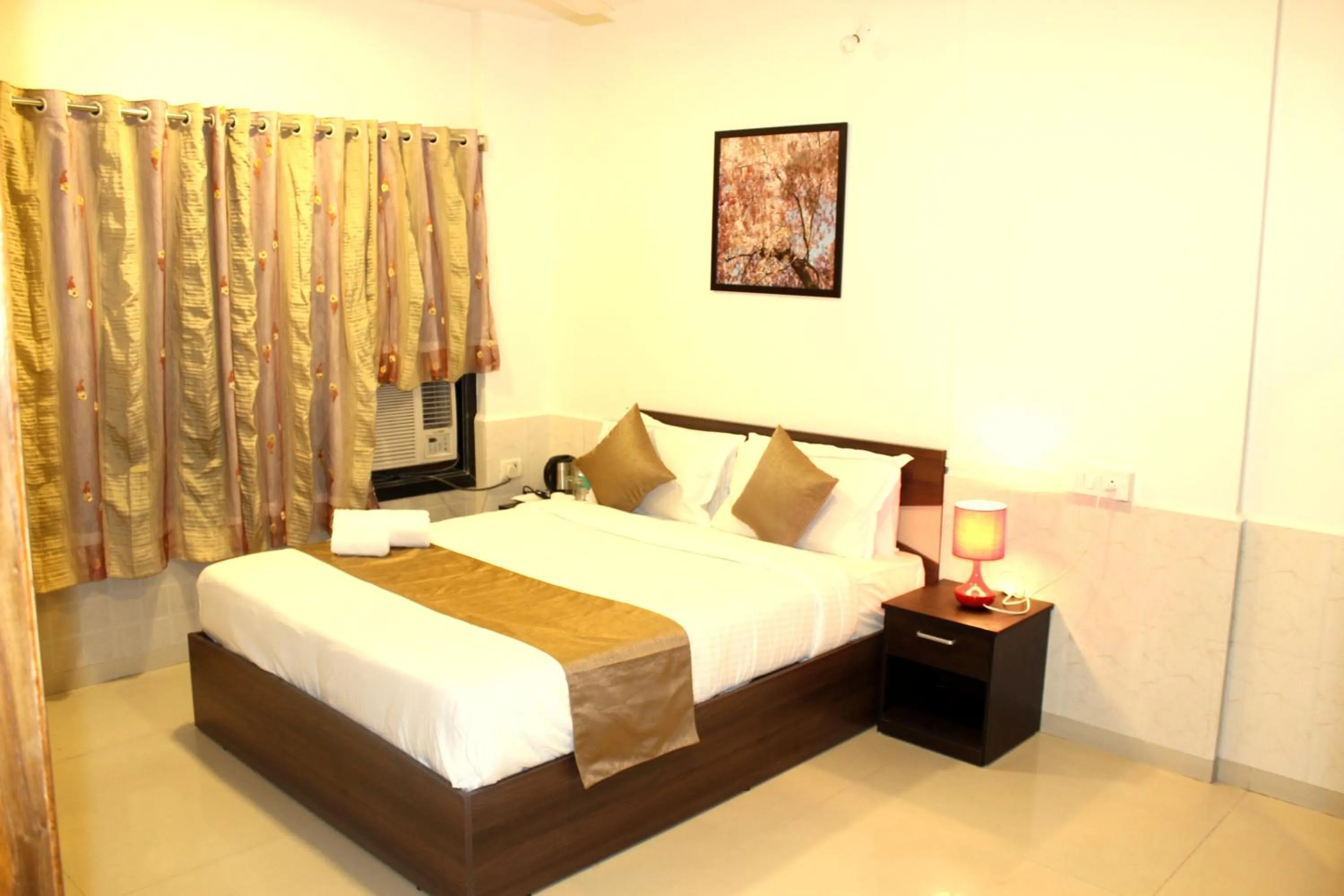 Day, Bed in Dragonfly Apartments Emerald