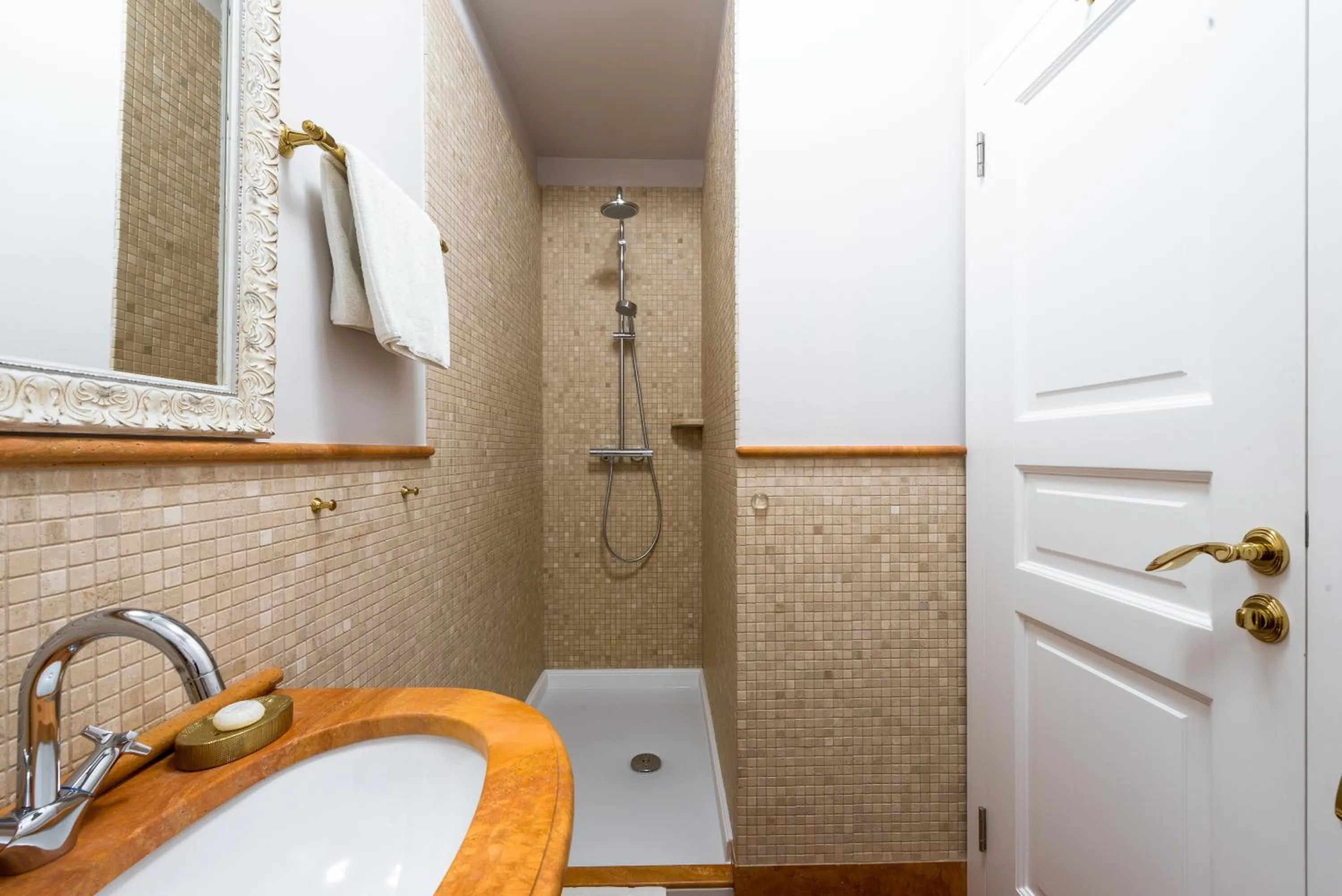 Shower in Dominus Little Palace