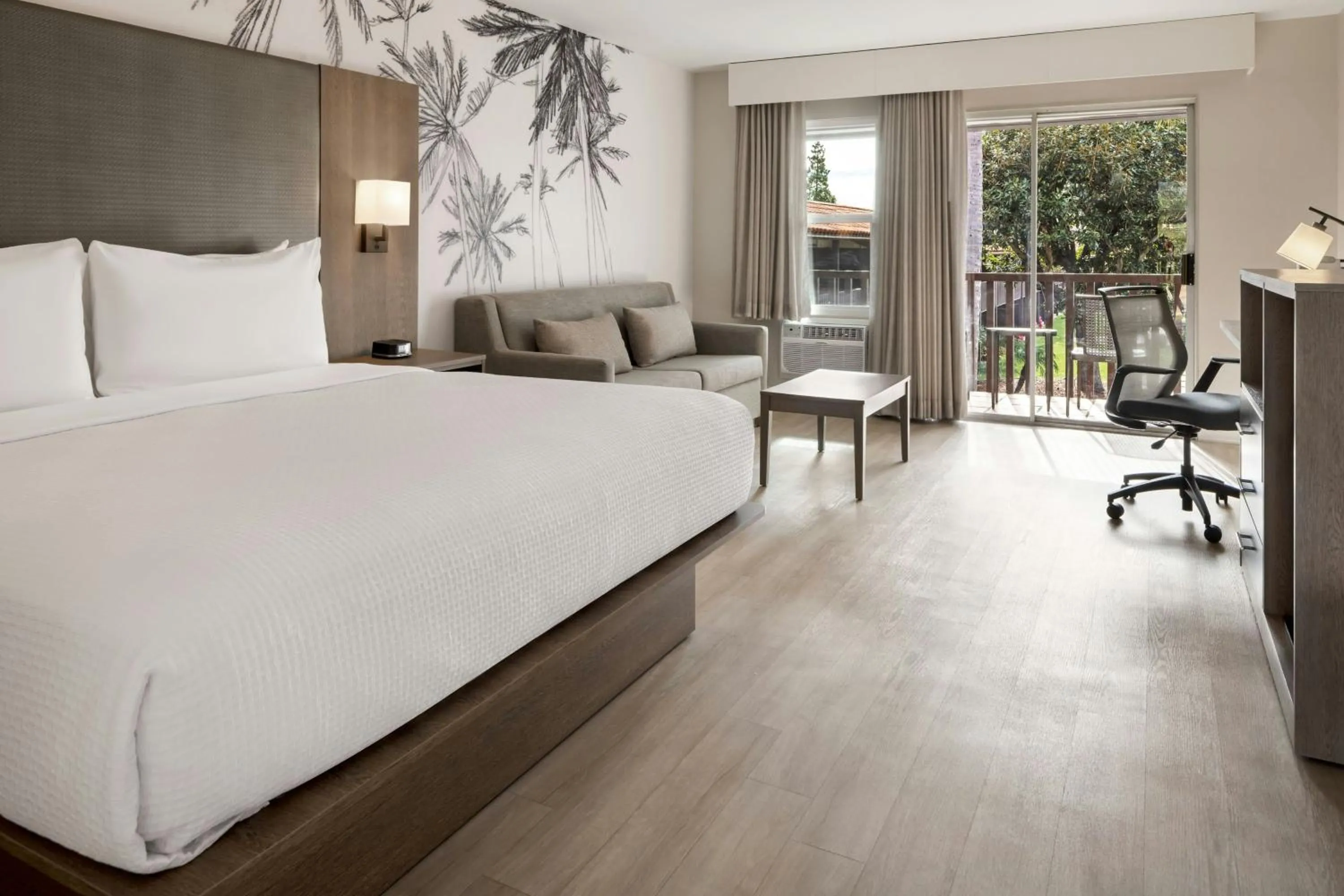 Photo of the whole room, Bed in FOUND Hotels, Santa Barbara, Series by Marriott