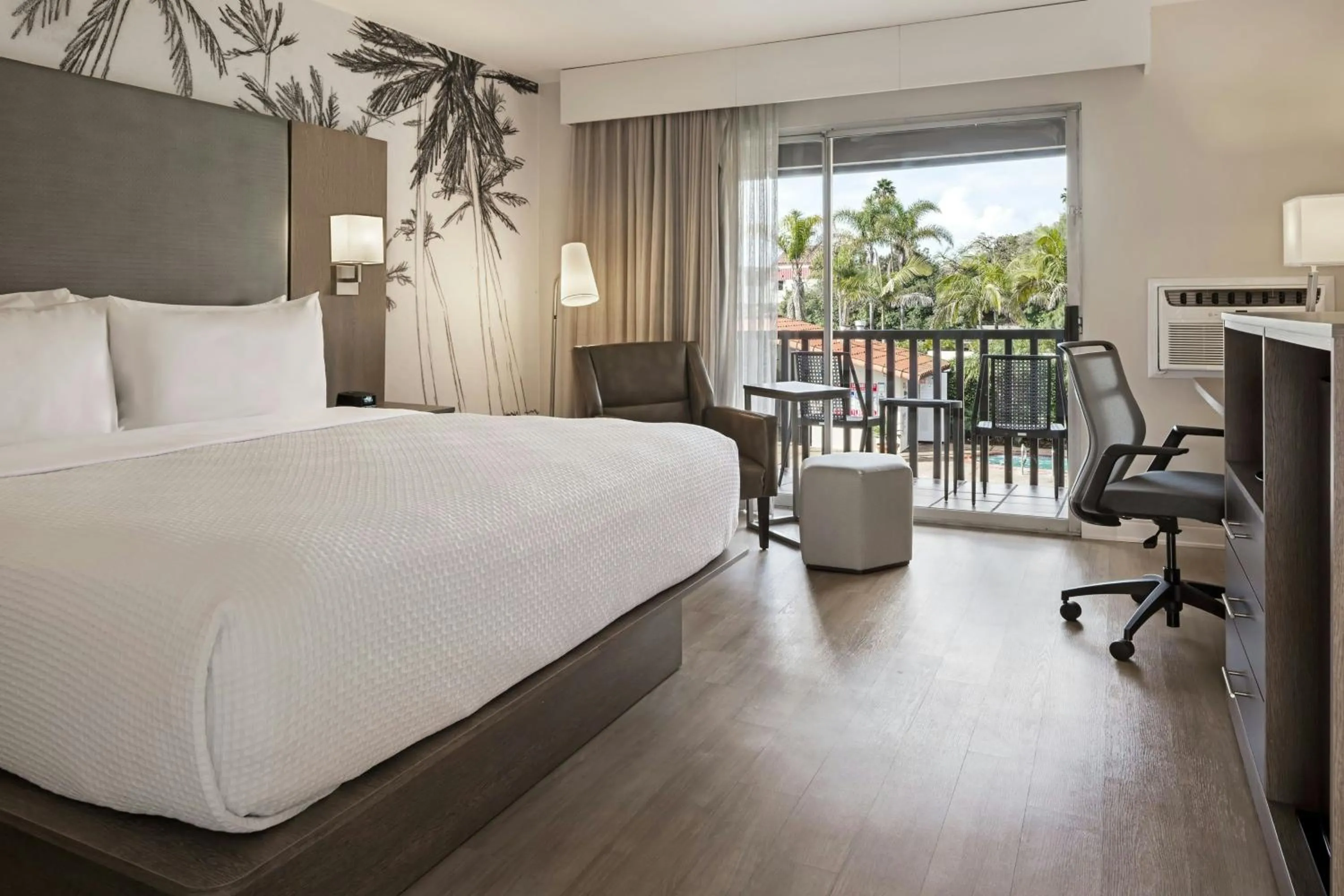 Photo of the whole room, Bed in FOUND Hotels, Santa Barbara, Series by Marriott