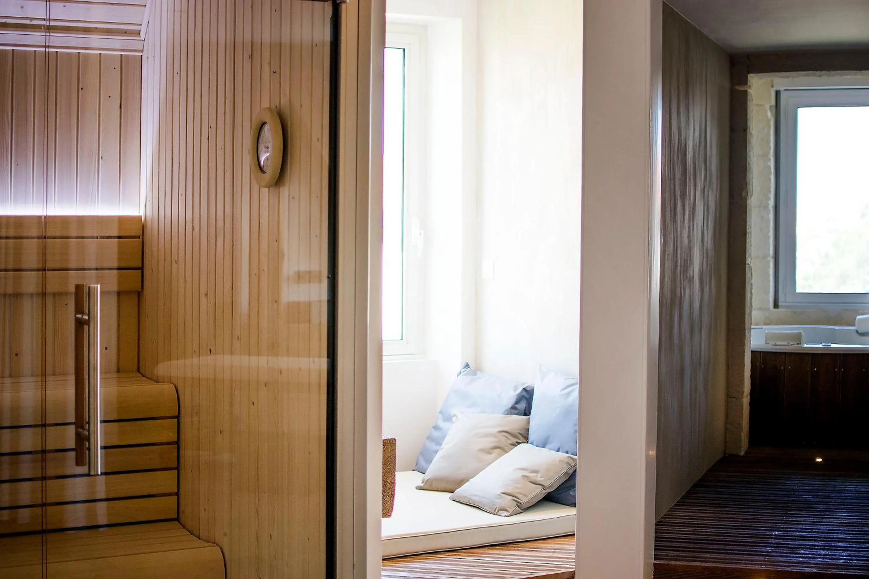 Hot Tub, Bed in La Villa Guy & Spa - Teritoria