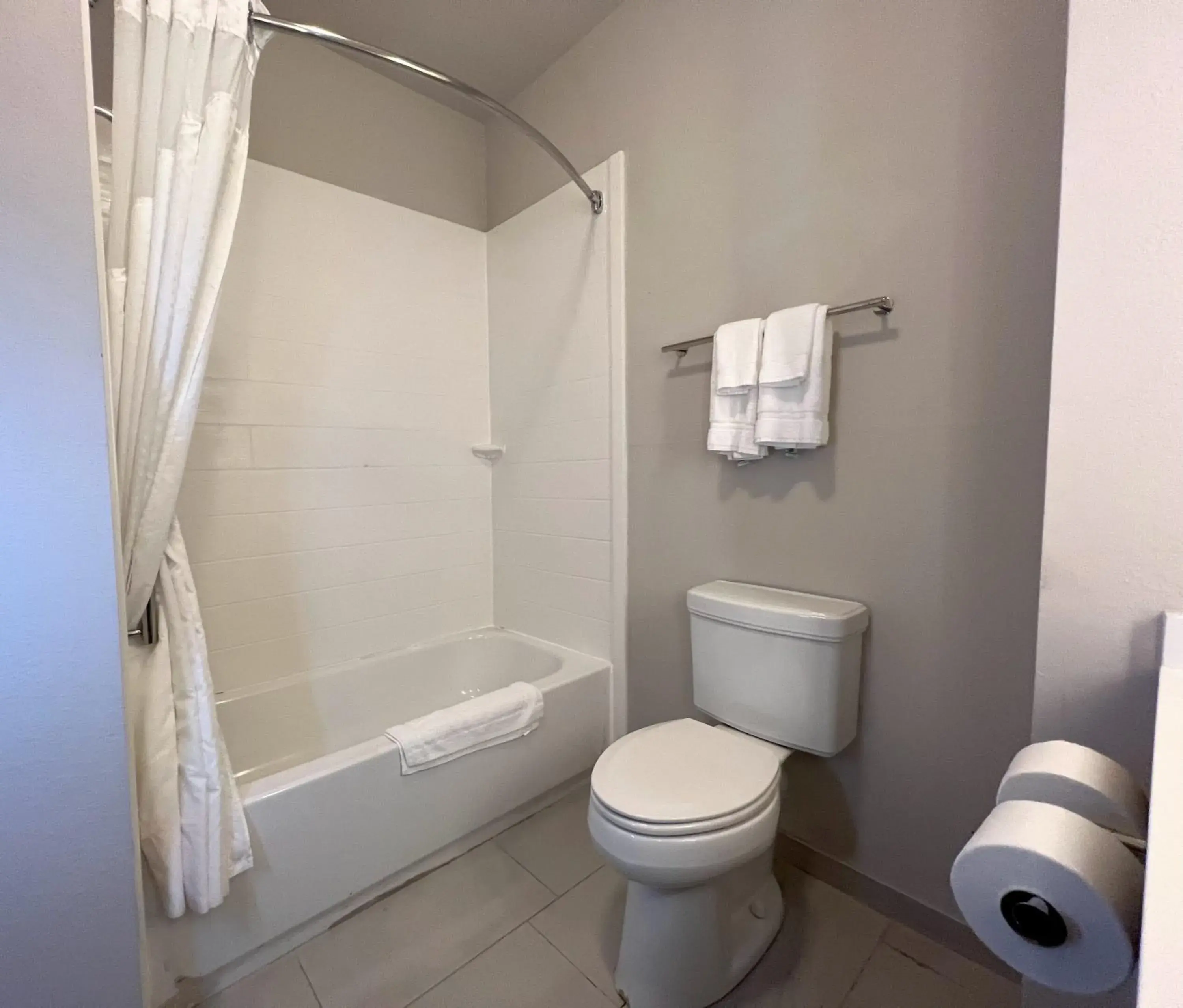 Standard King Room in Holiday Inn Express Hotel & Suites Atlanta Airport West - Camp Creek by IHG Standard King Room in Holiday Inn Express Hotel & Suites Atlanta Airport West - Camp Creek by IHG