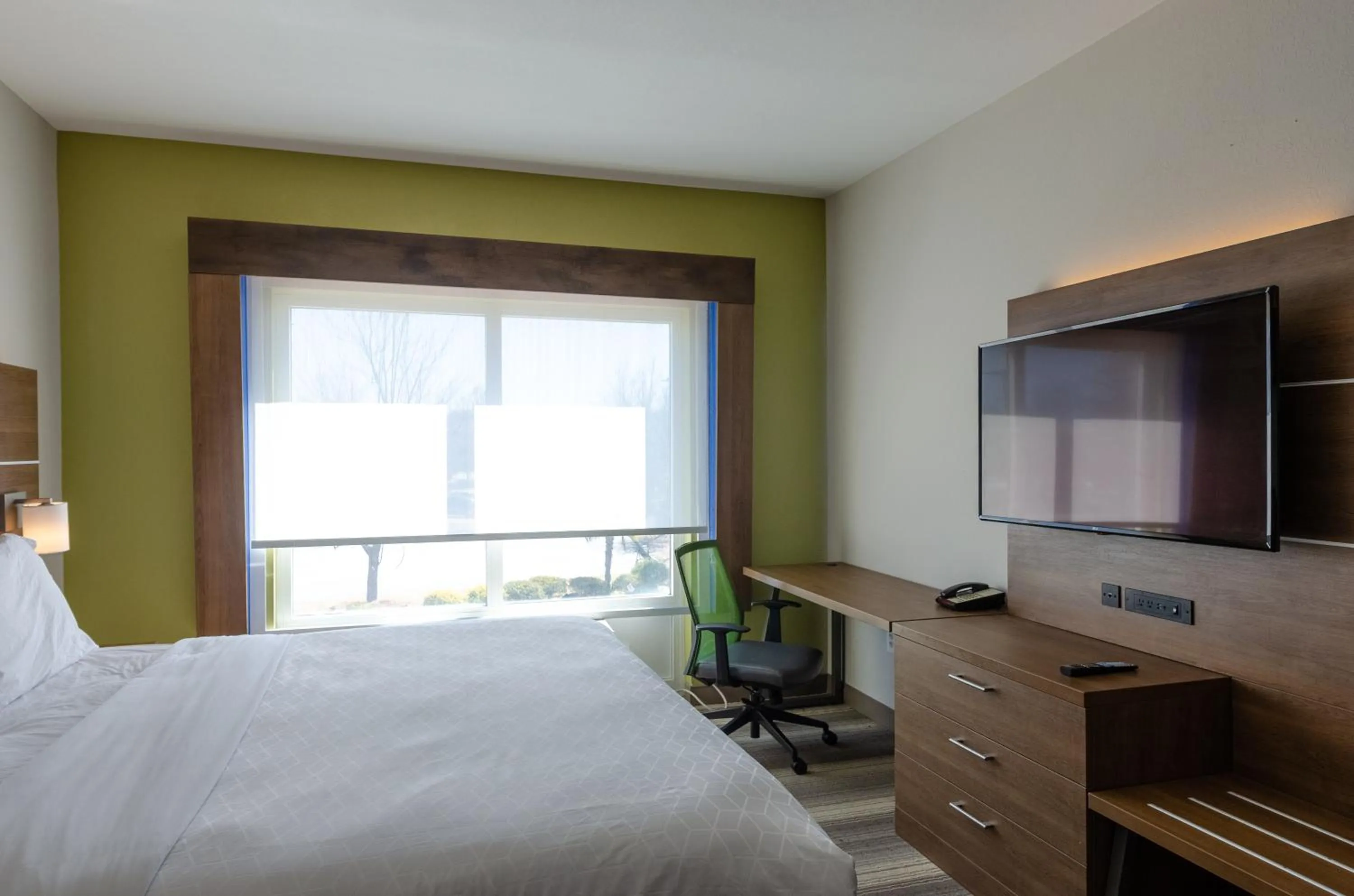 Bedroom, Bed in Holiday Inn Express Hotel & Suites Atlanta Airport West - Camp Creek by IHG