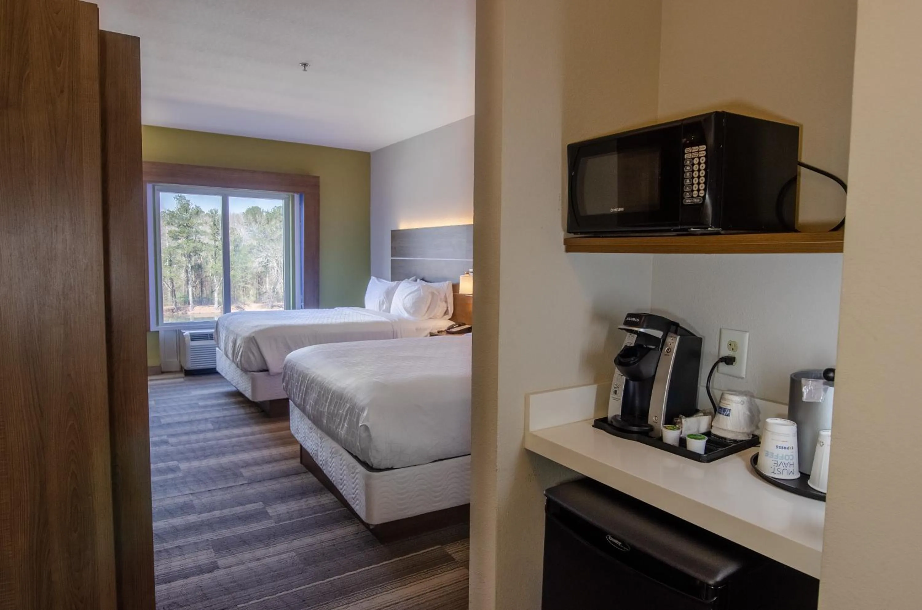 Bed in Holiday Inn Express Hotel & Suites Atlanta Airport West - Camp Creek by IHG