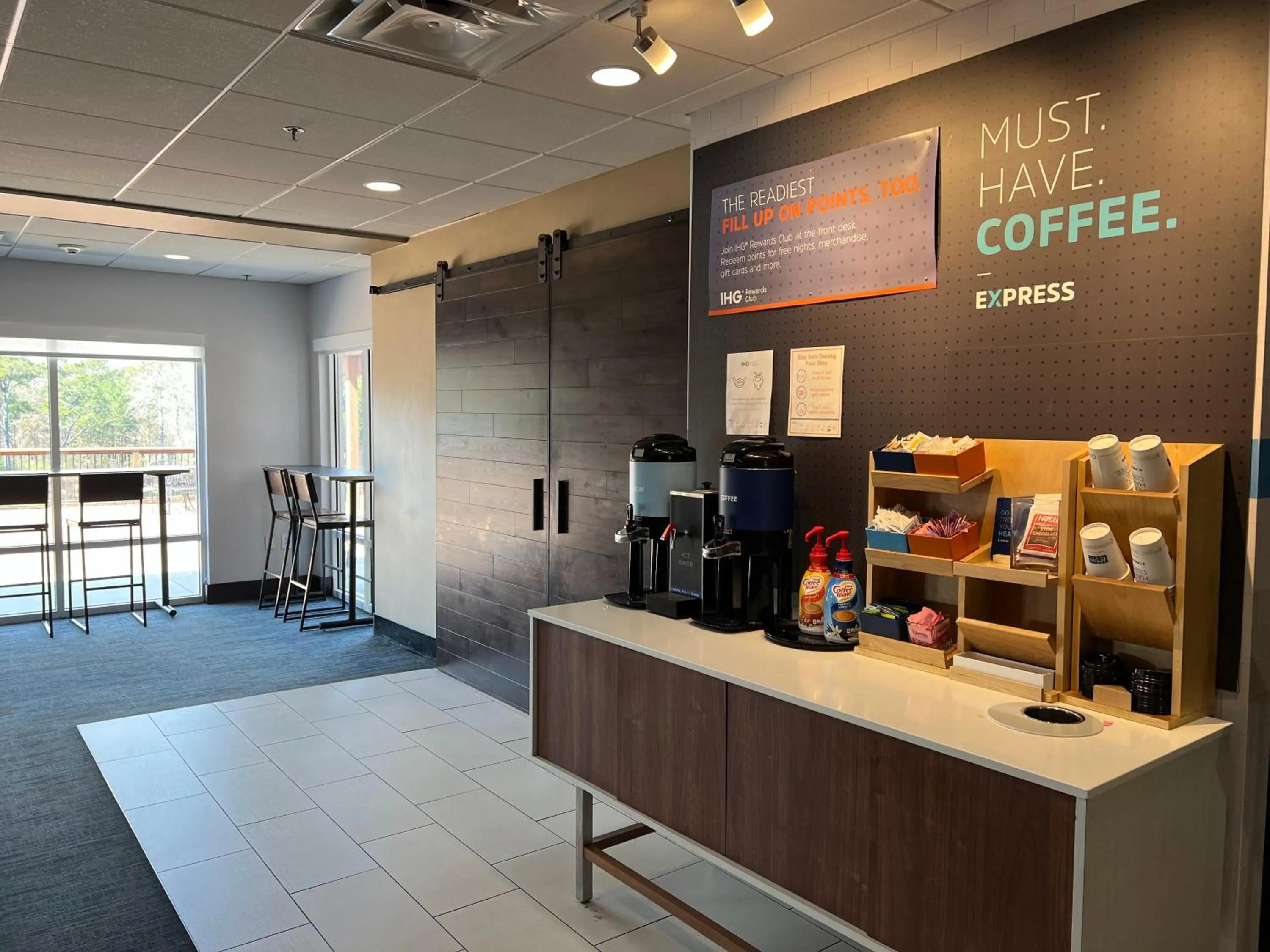 Coffee/tea facilities in Holiday Inn Express Hotel & Suites Atlanta Airport West - Camp Creek by IHG