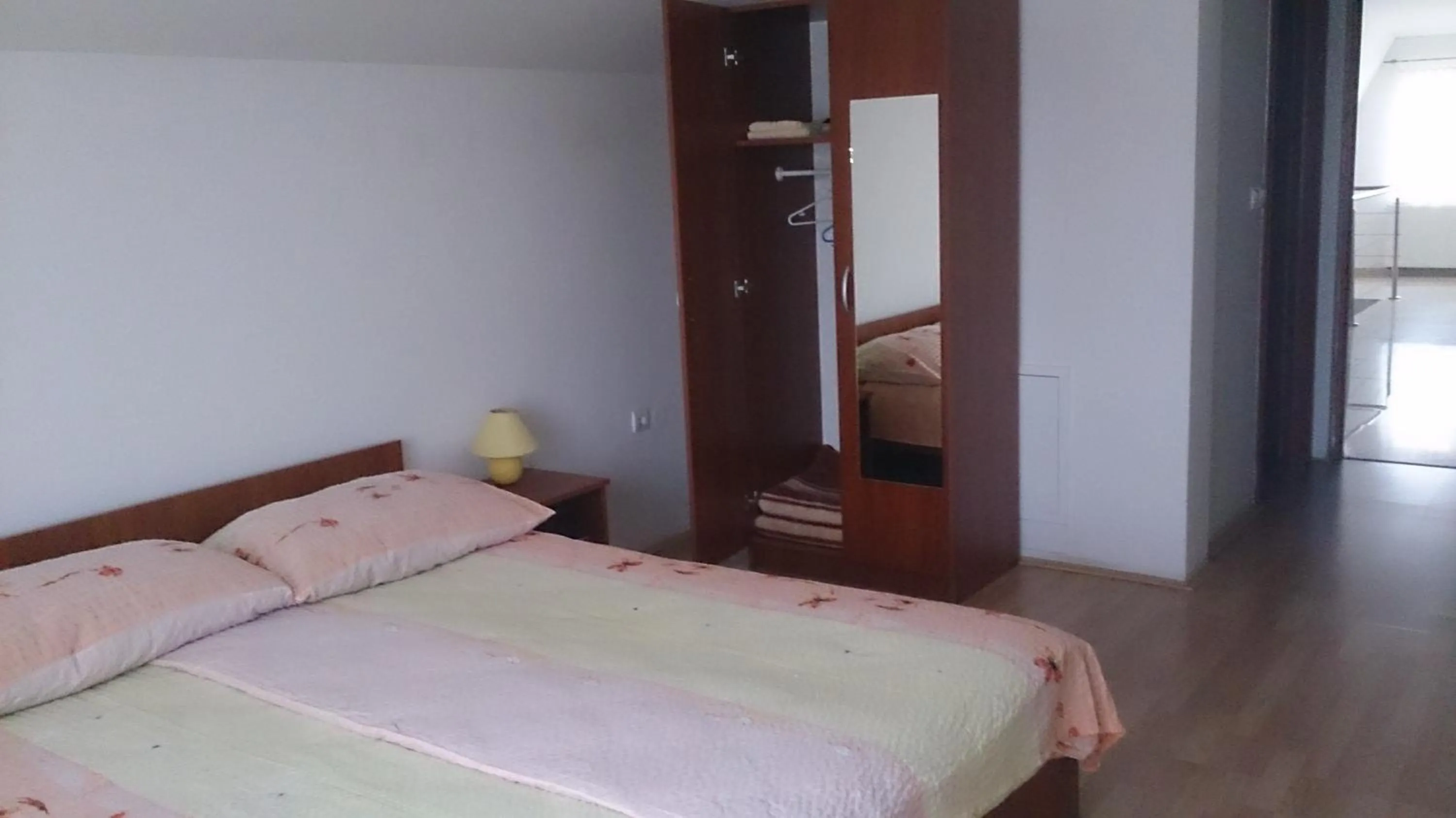 Large Double Room in Guesthouse Capistro