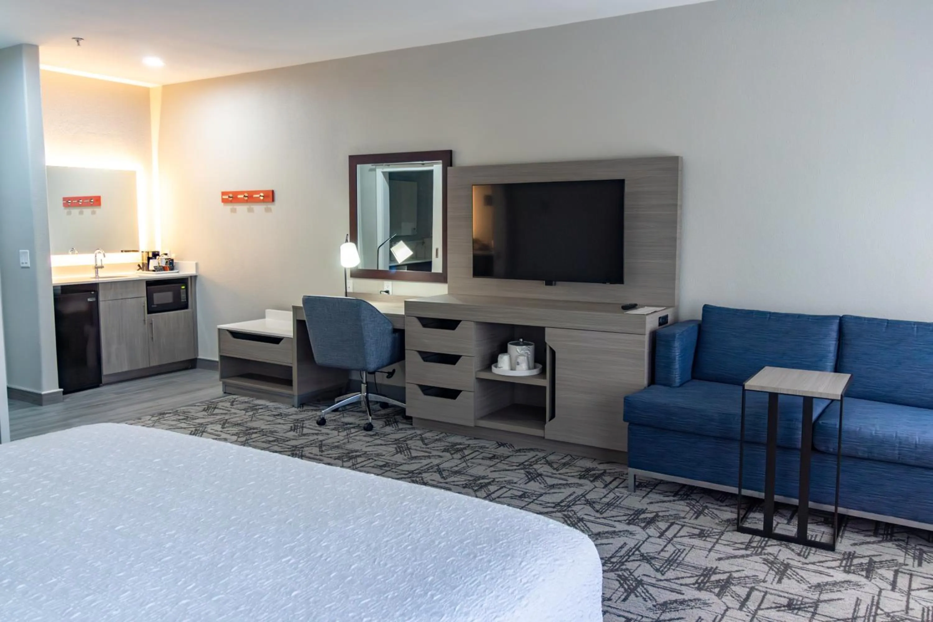 TV and multimedia, Bed in Hampton Inn & Suites Denton