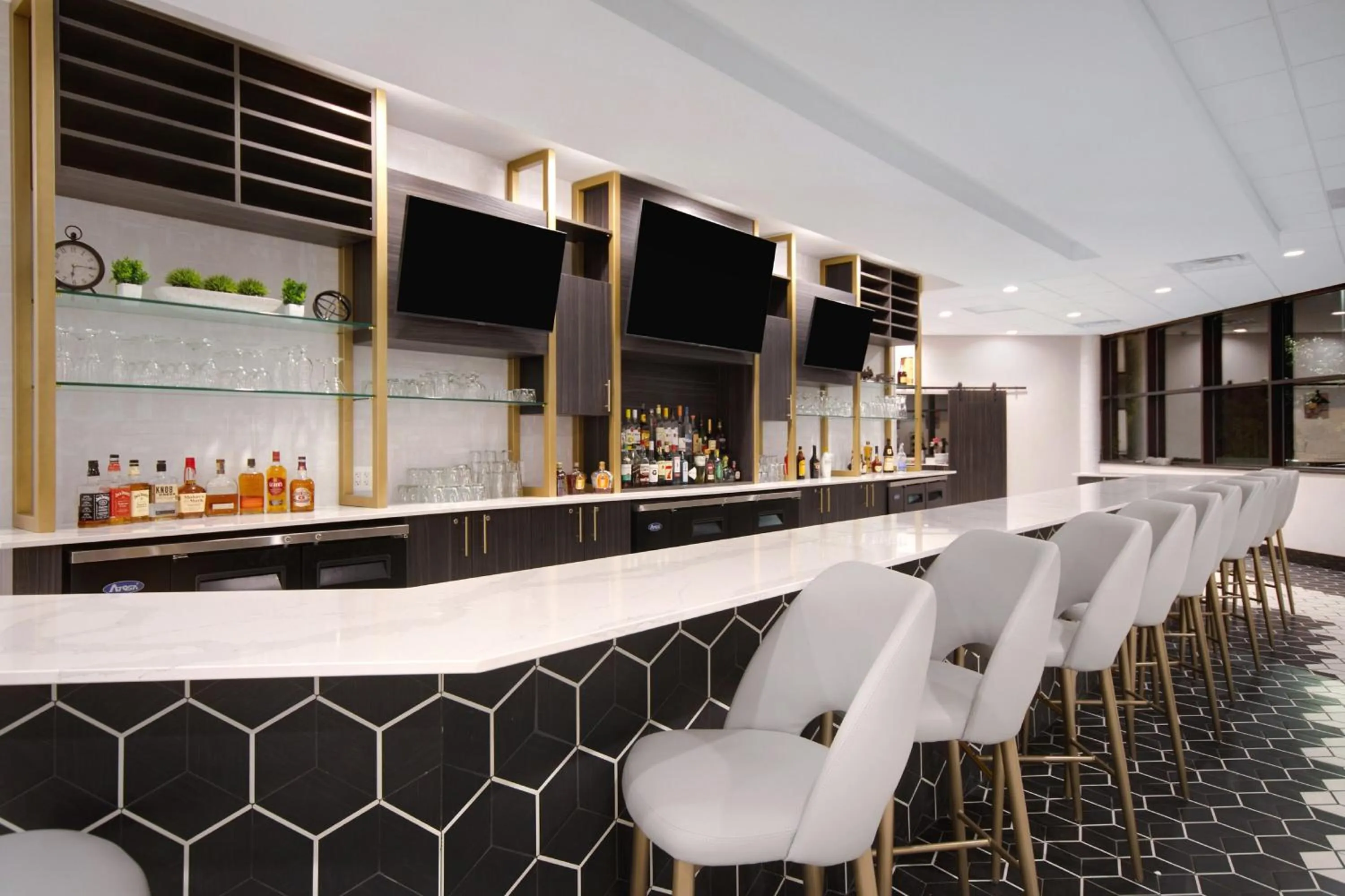 Lounge or bar in Crowne Plaza Auburn Hills by IHG