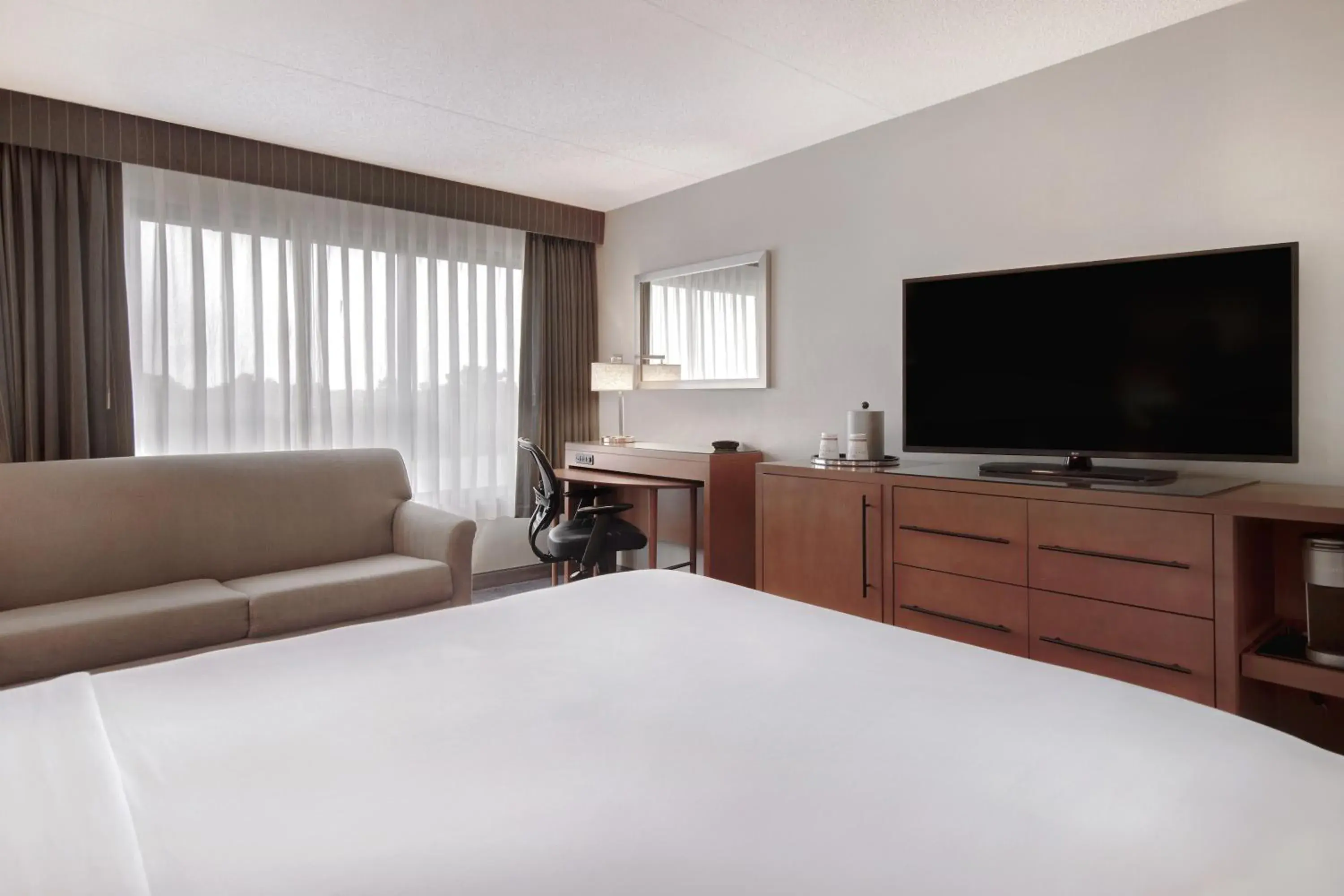 Bedroom, Bed in Crowne Plaza Auburn Hills by IHG Bedroom, Bed in Crowne Plaza Auburn Hills by IHG