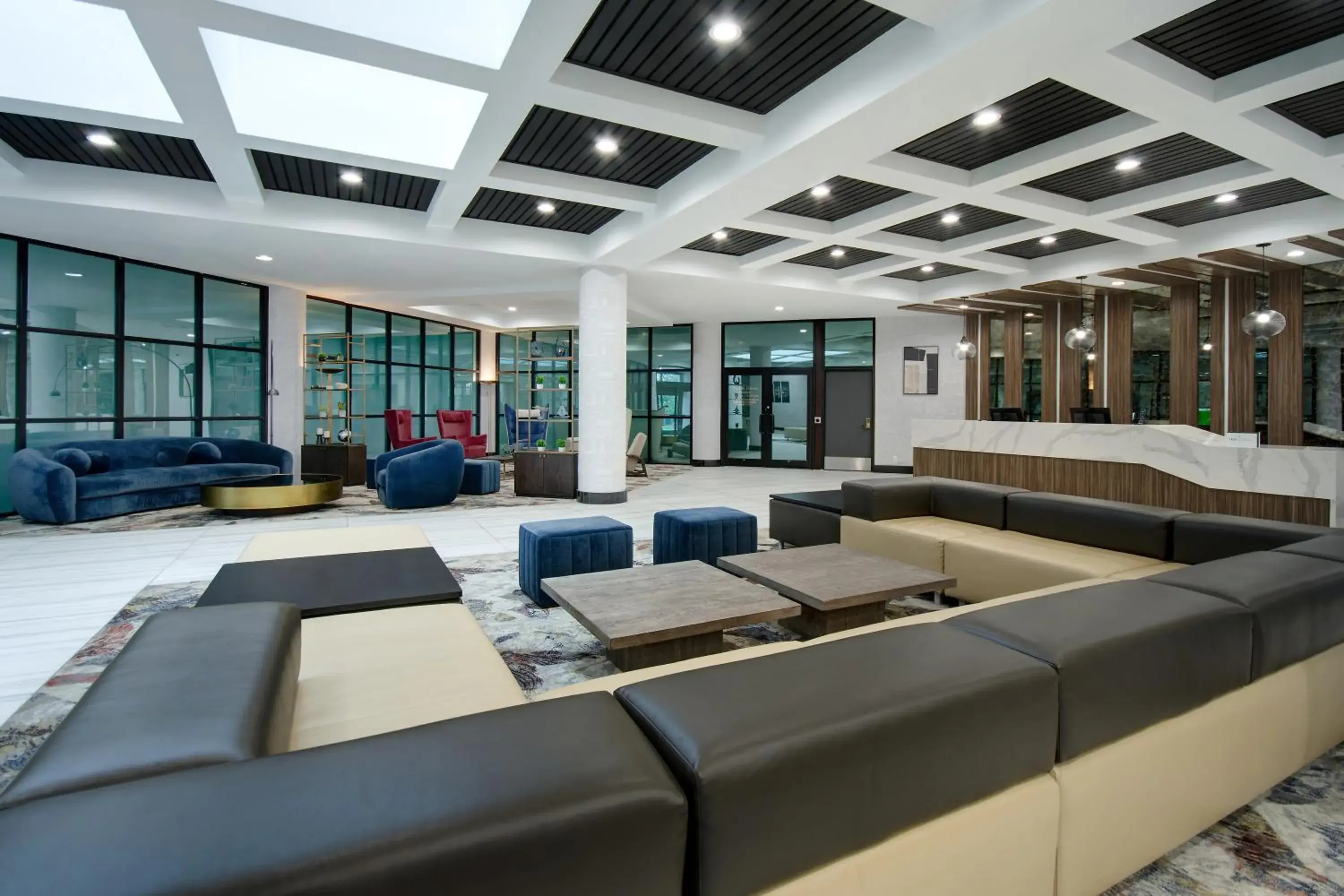 Lobby or reception in Crowne Plaza Auburn Hills by IHG Lobby or reception in Crowne Plaza Auburn Hills by IHG