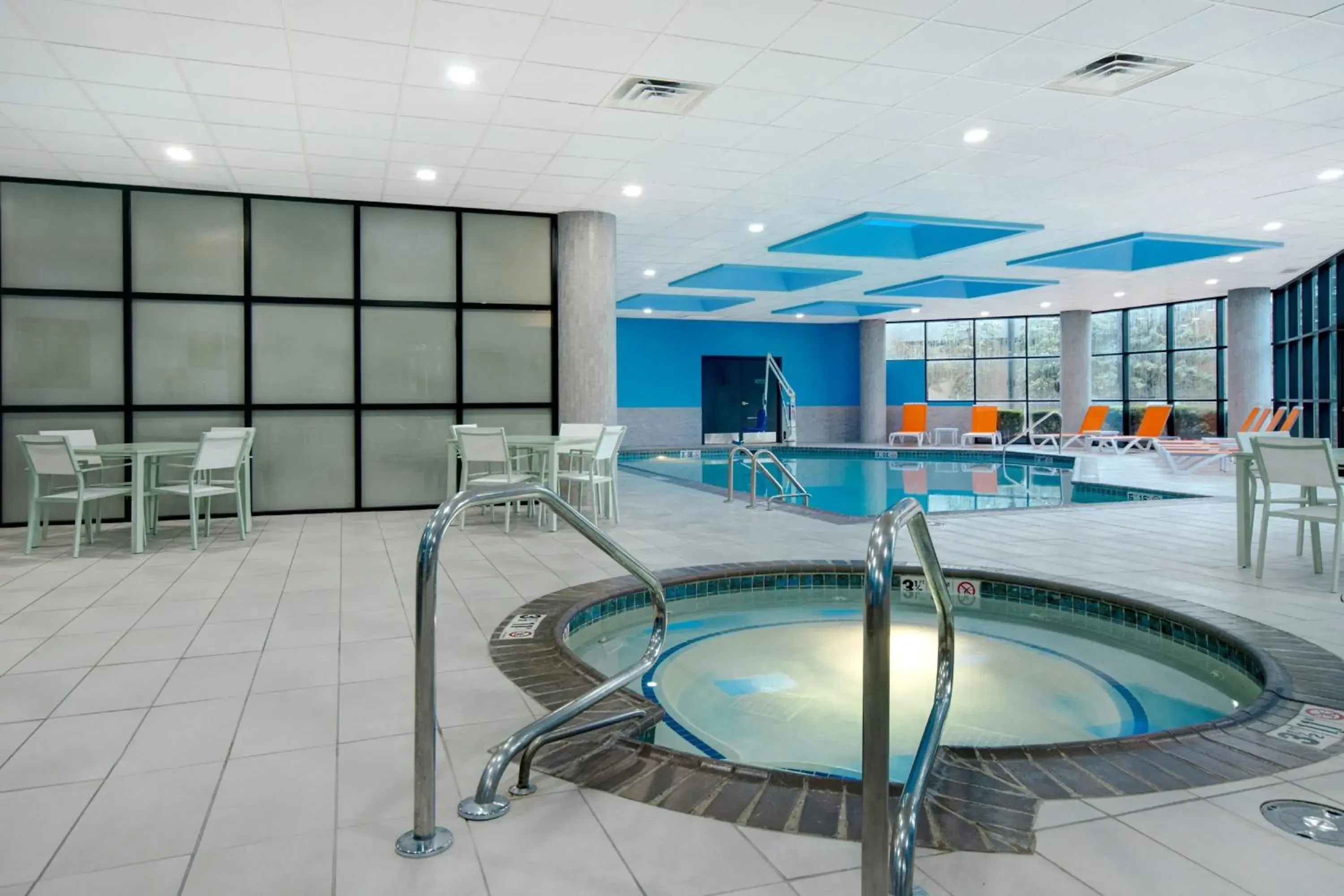 Swimming pool in Crowne Plaza Auburn Hills by IHG Swimming pool in Crowne Plaza Auburn Hills by IHG