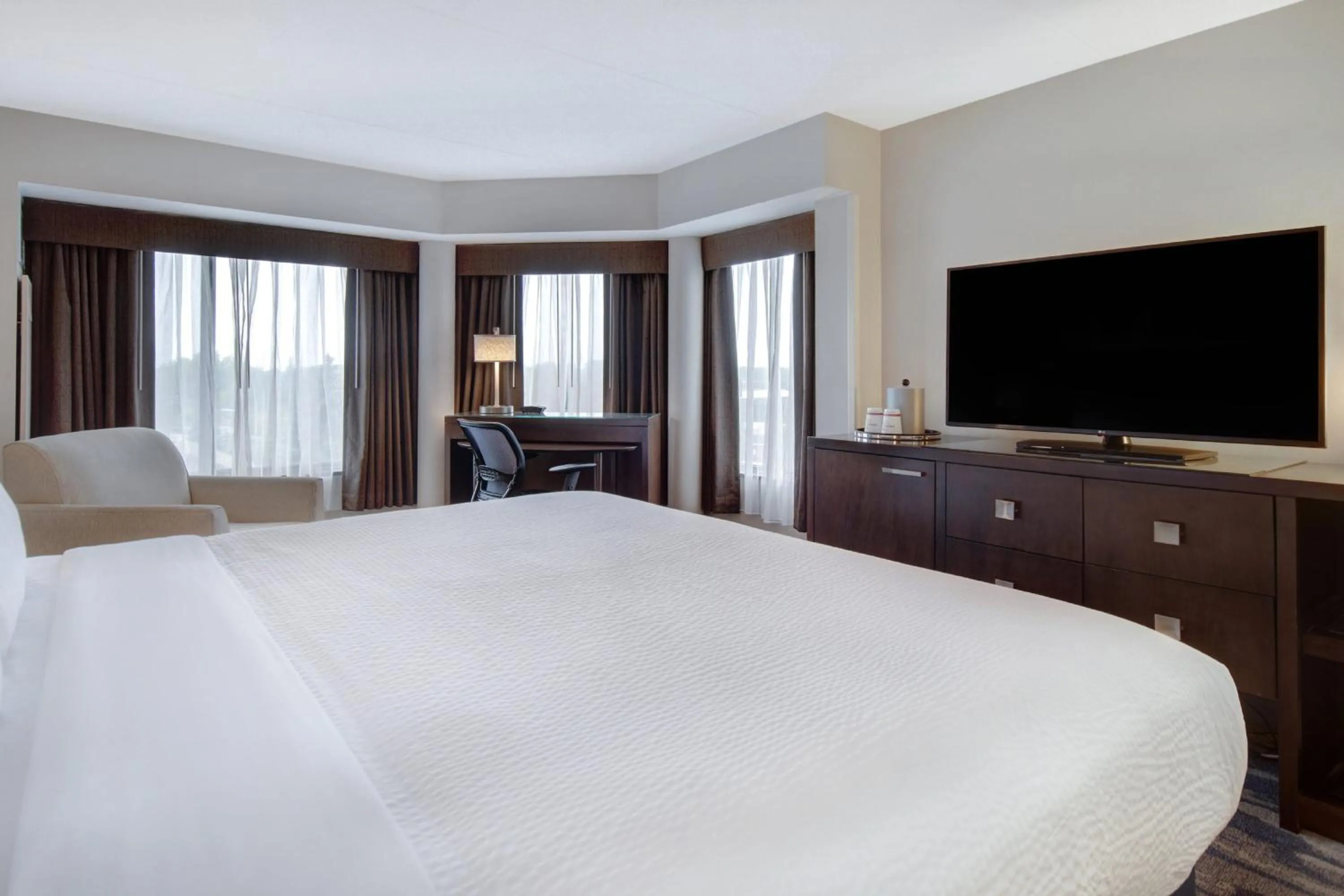 Photo of the whole room, Bed in Crowne Plaza Auburn Hills by IHG