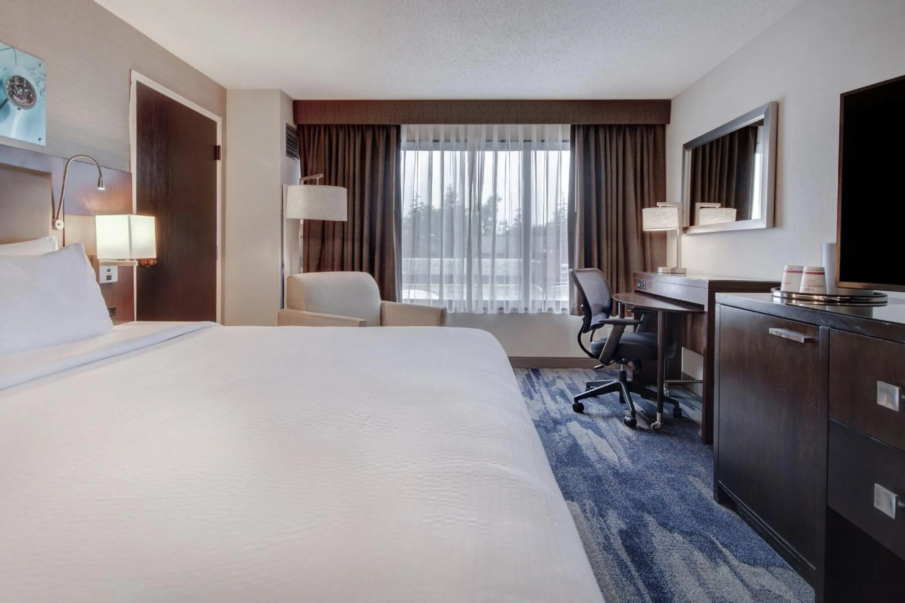 Photo of the whole room, Bed in Crowne Plaza Auburn Hills by IHG
