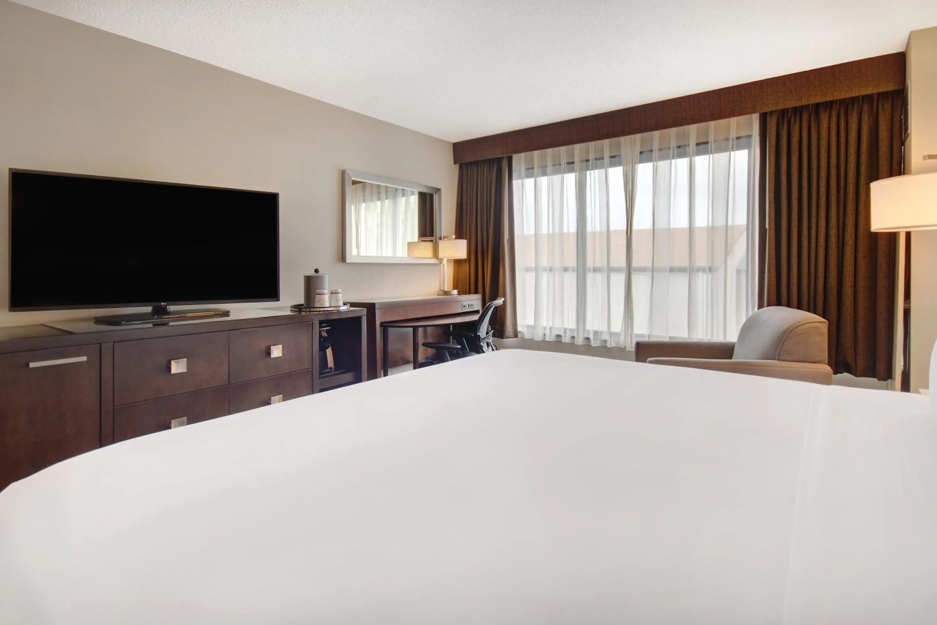 Bed in Crowne Plaza Auburn Hills by IHG