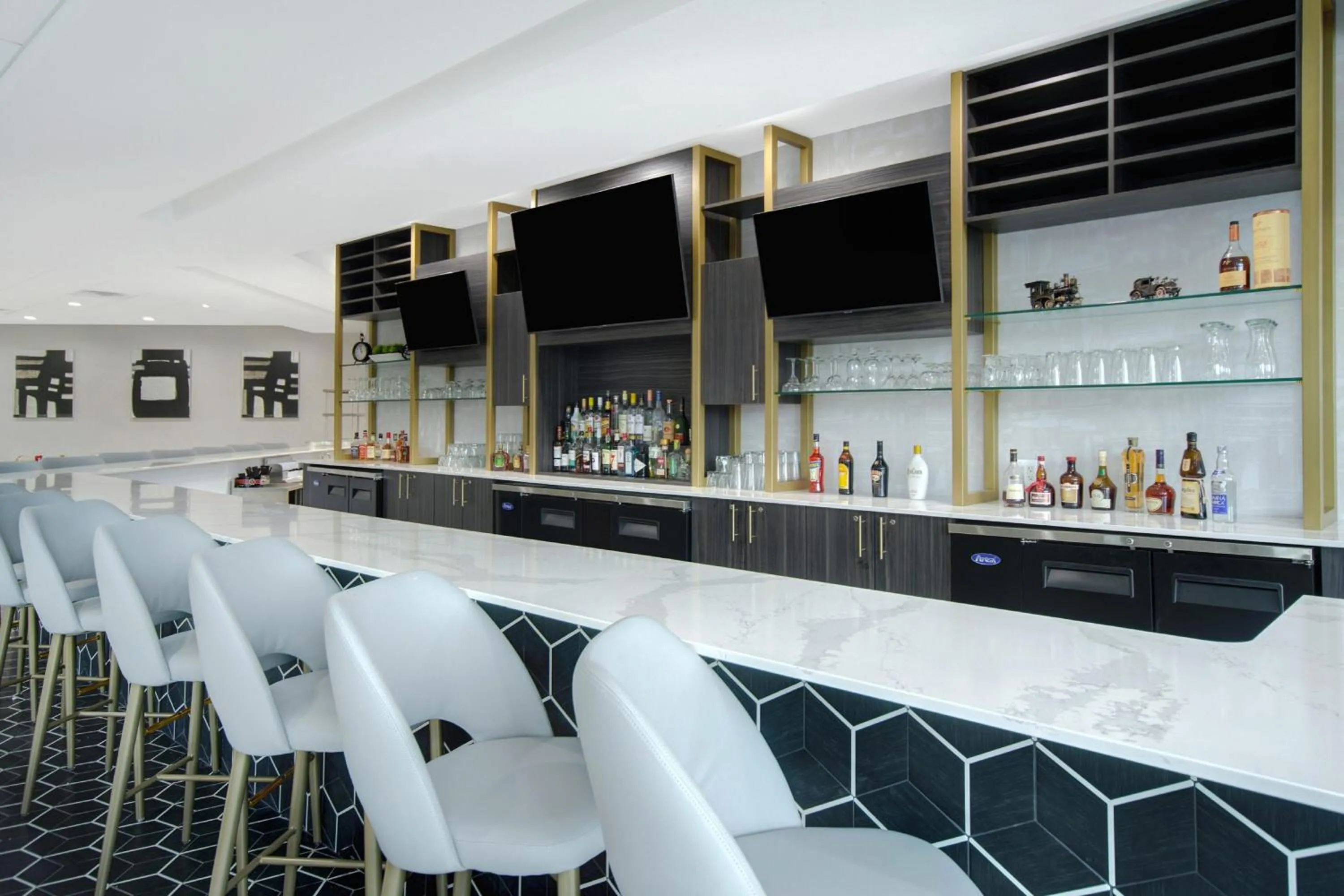 Lounge or bar in Crowne Plaza Auburn Hills by IHG