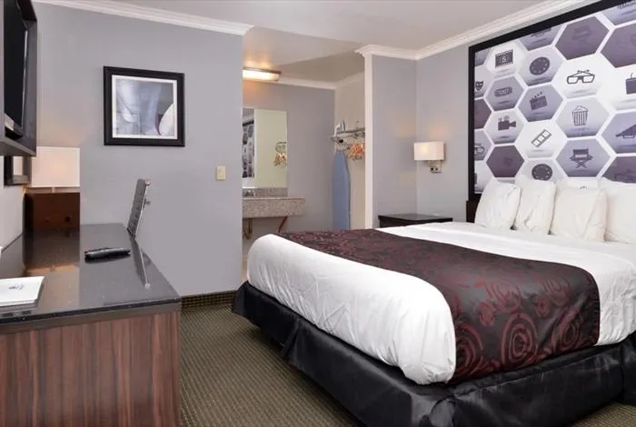 Bedroom, Bed in Americas Best Value Inn Hollywood