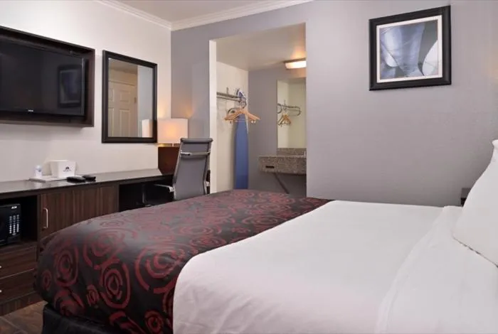 Bedroom, Bed in Americas Best Value Inn Hollywood