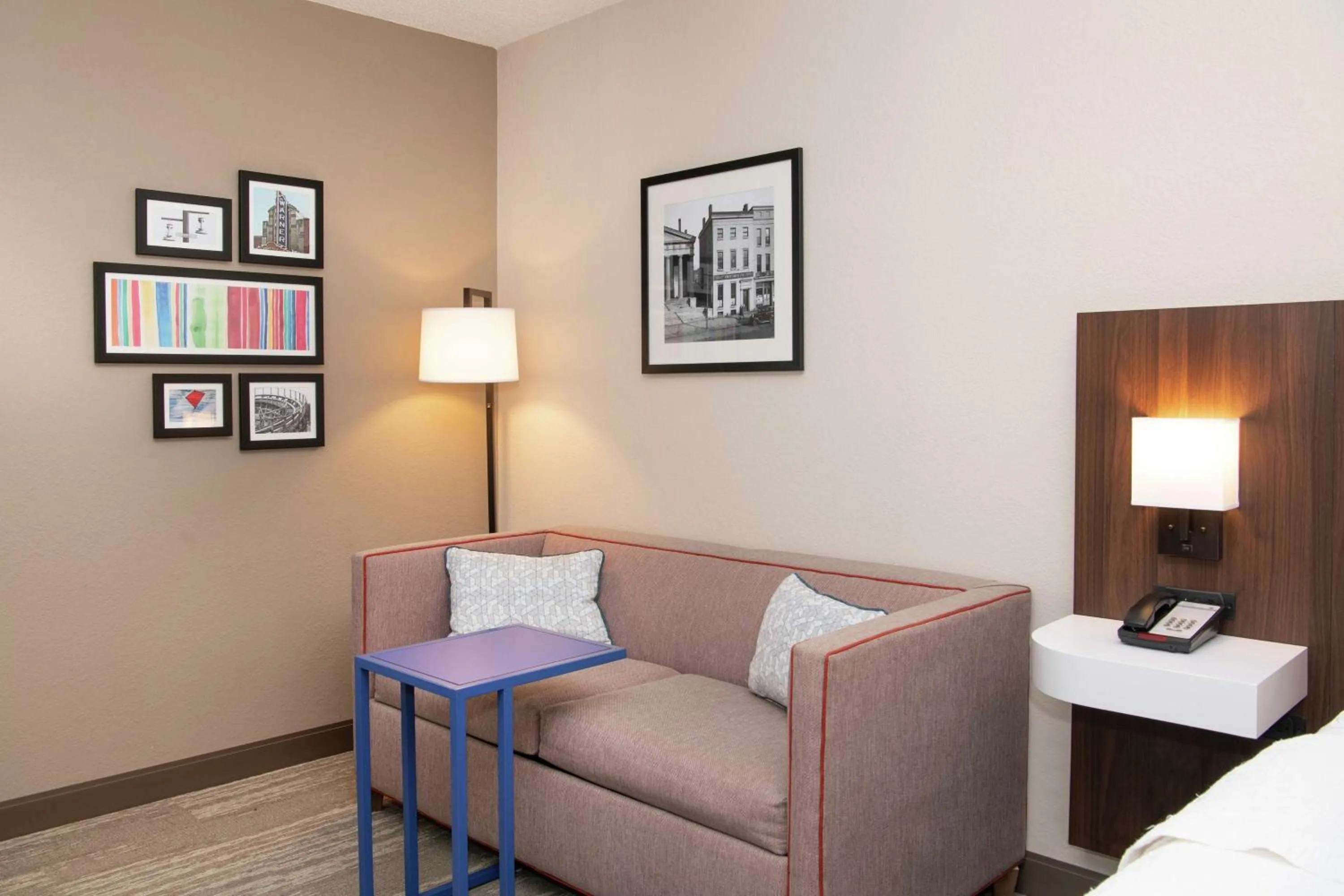 Living room, Bed in Hampton Inn Erie-South