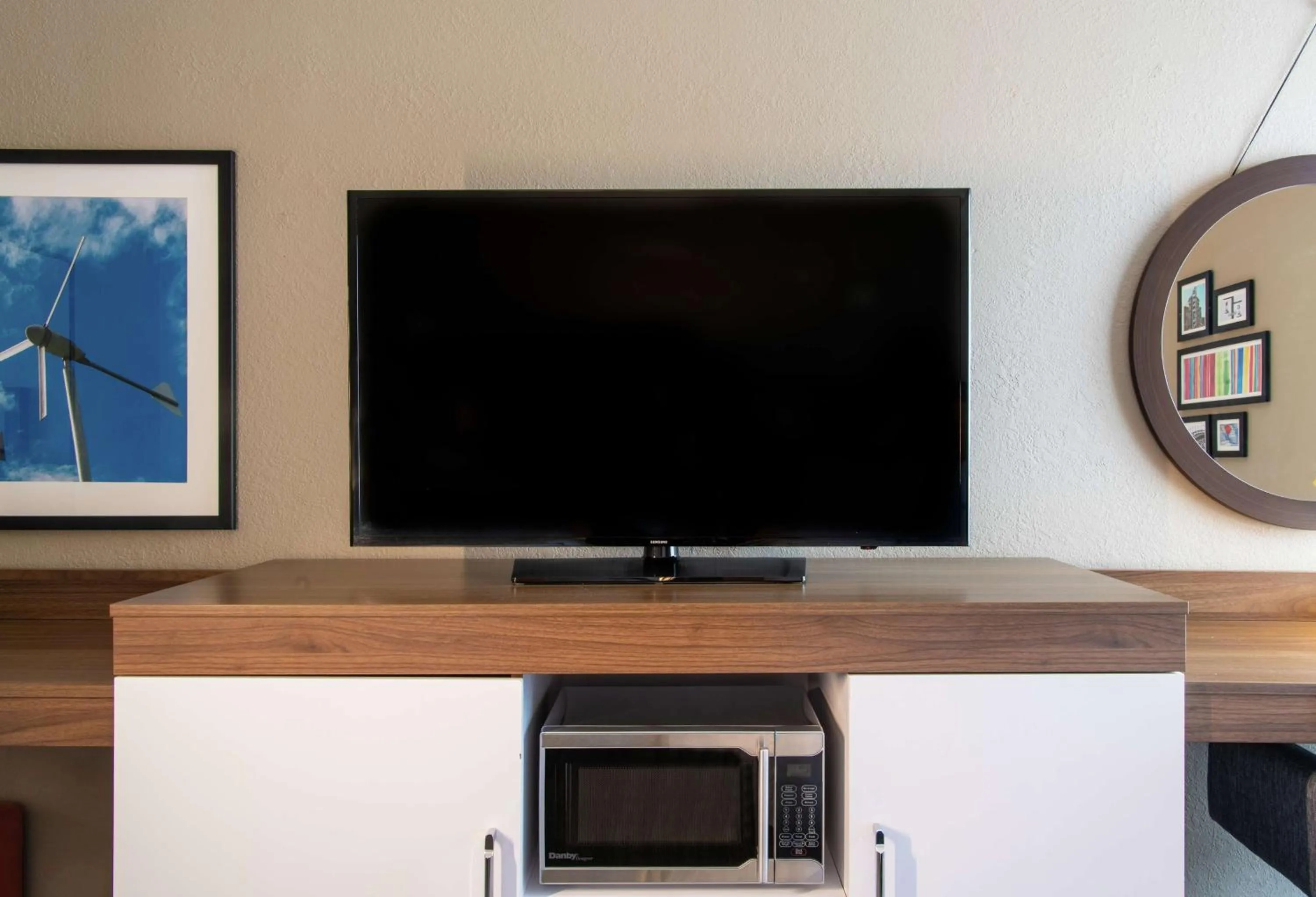 Bedroom in Hampton Inn Erie-South