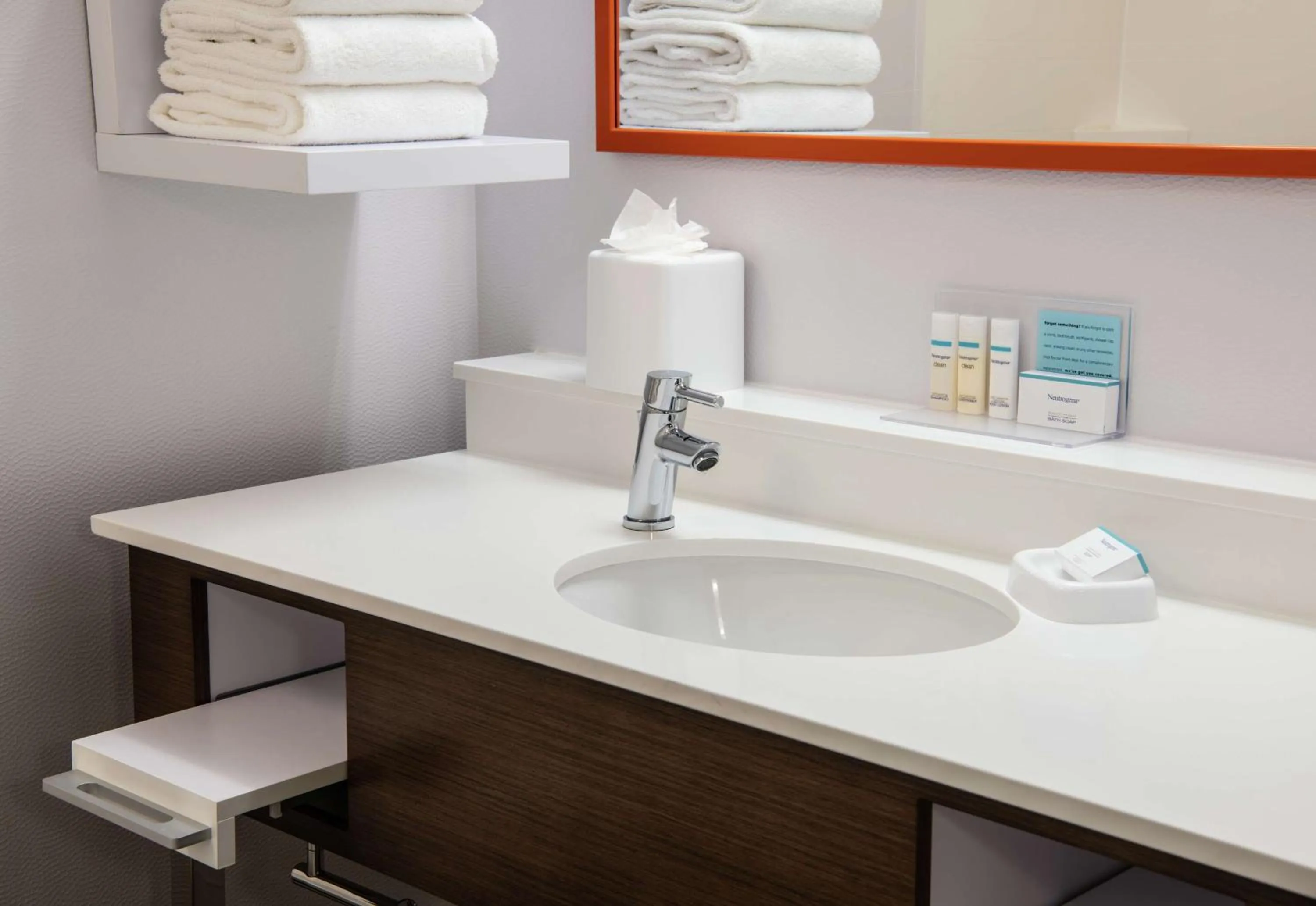 Bathroom in Hampton Inn Erie-South