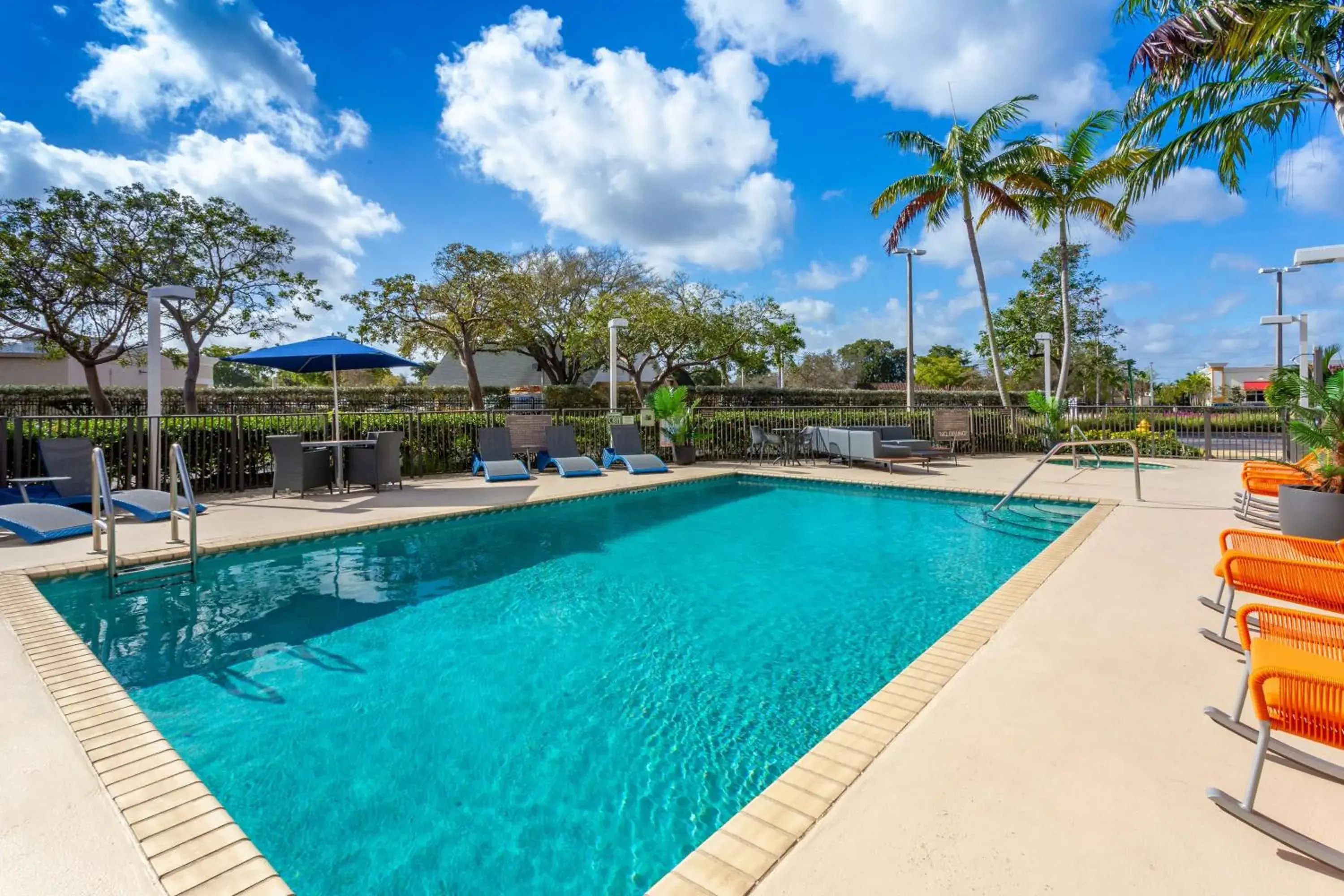 Pool view in Hampton Inn Commercial Boulevard-Fort Lauderdale Pool view in Hampton Inn Commercial Boulevard-Fort Lauderdale