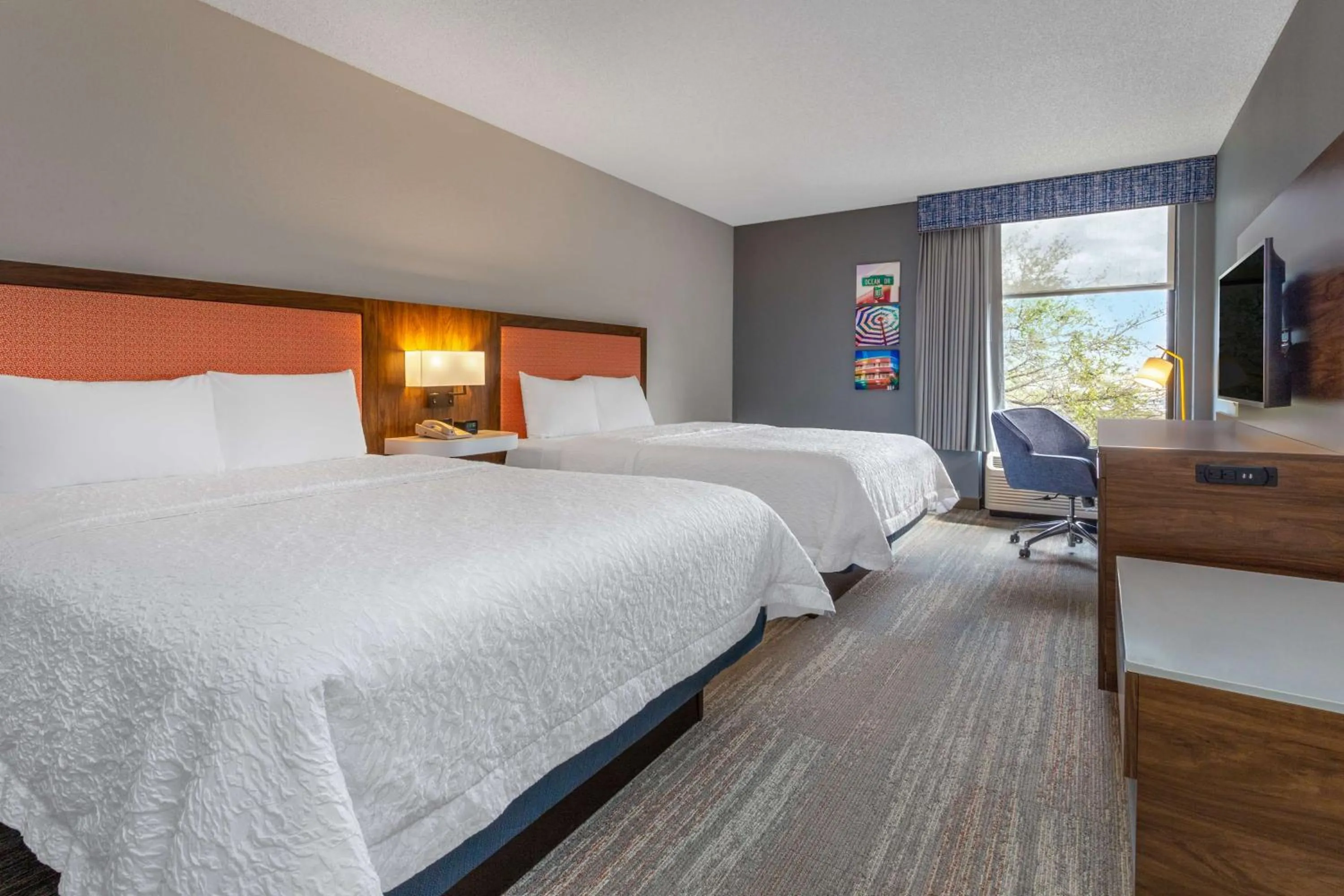 Bedroom, Bed in Hampton Inn Commercial Boulevard-Fort Lauderdale