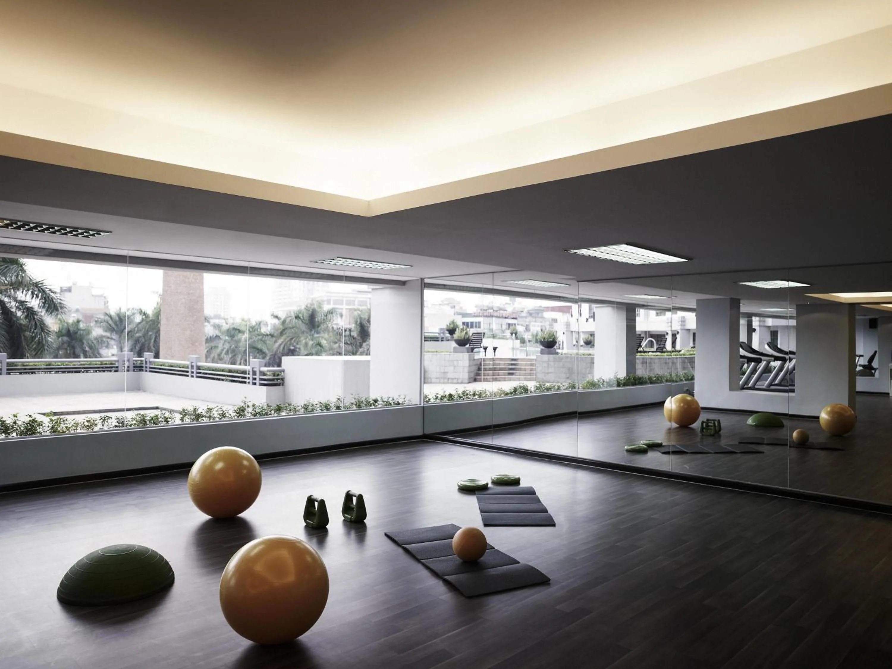 Fitness centre/facilities in Pullman Hanoi
