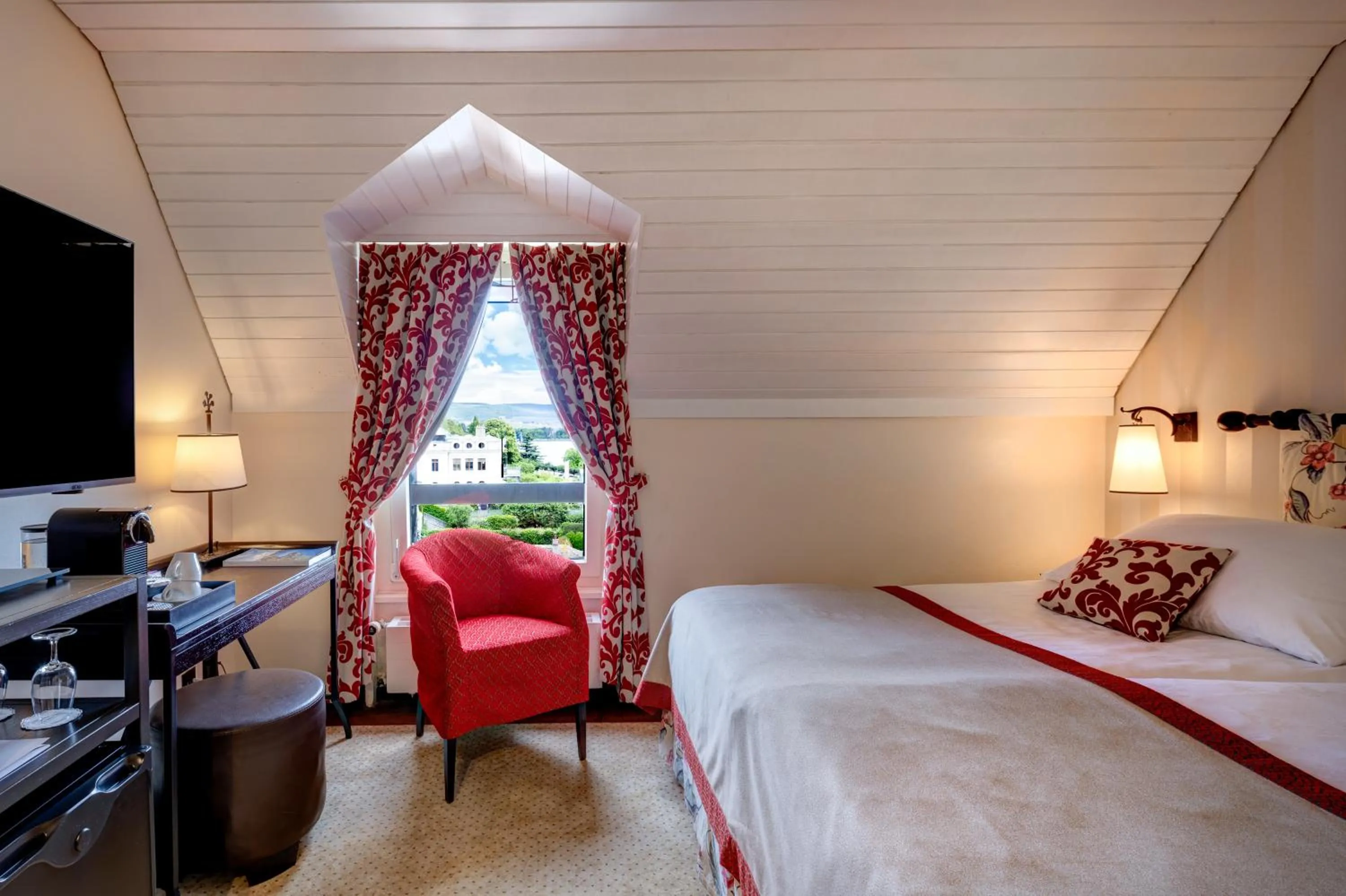 Bed in Romantik Hotel Mont Blanc au Lac