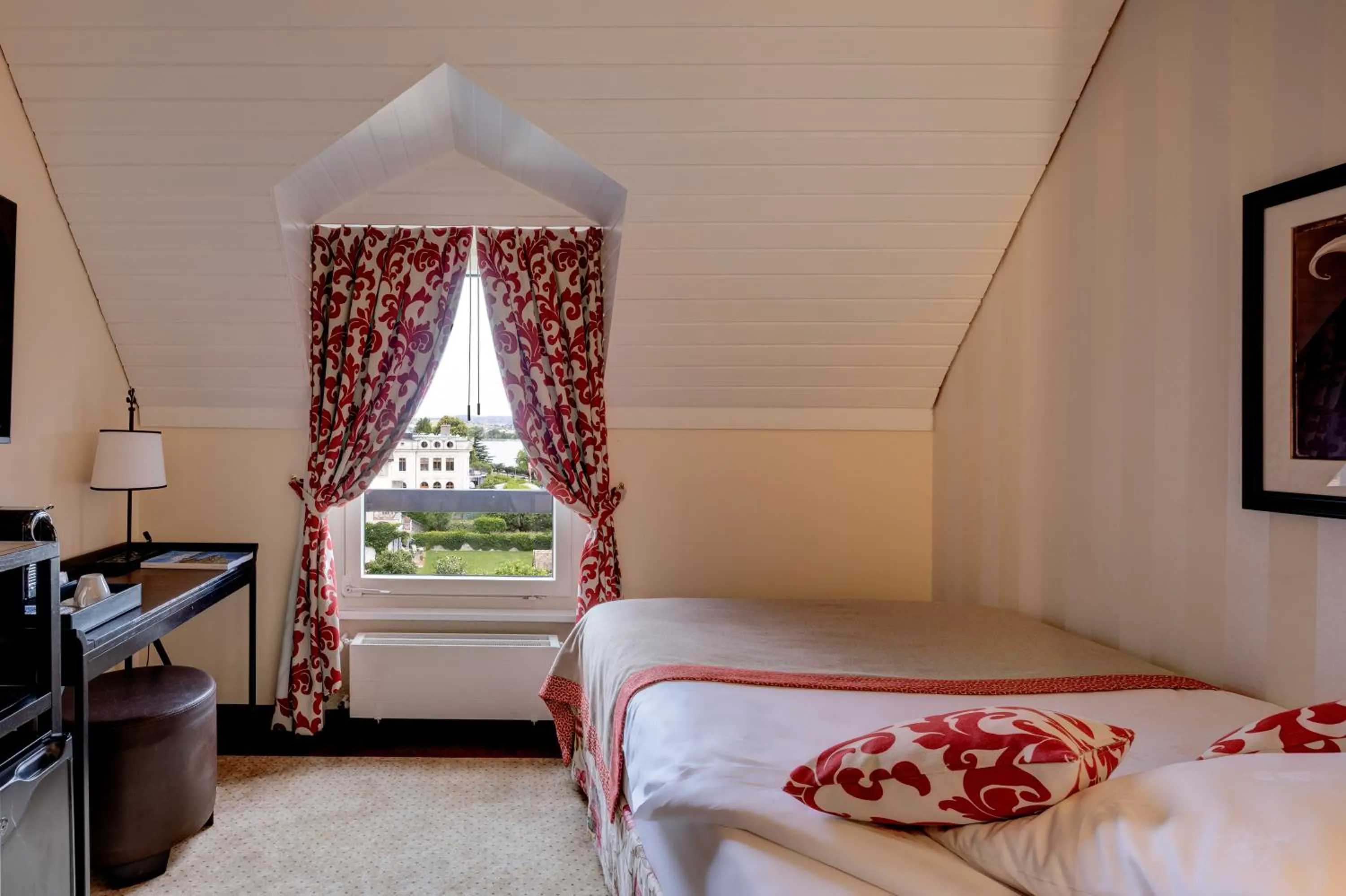 Photo of the whole room, Bed in Romantik Hotel Mont Blanc au Lac