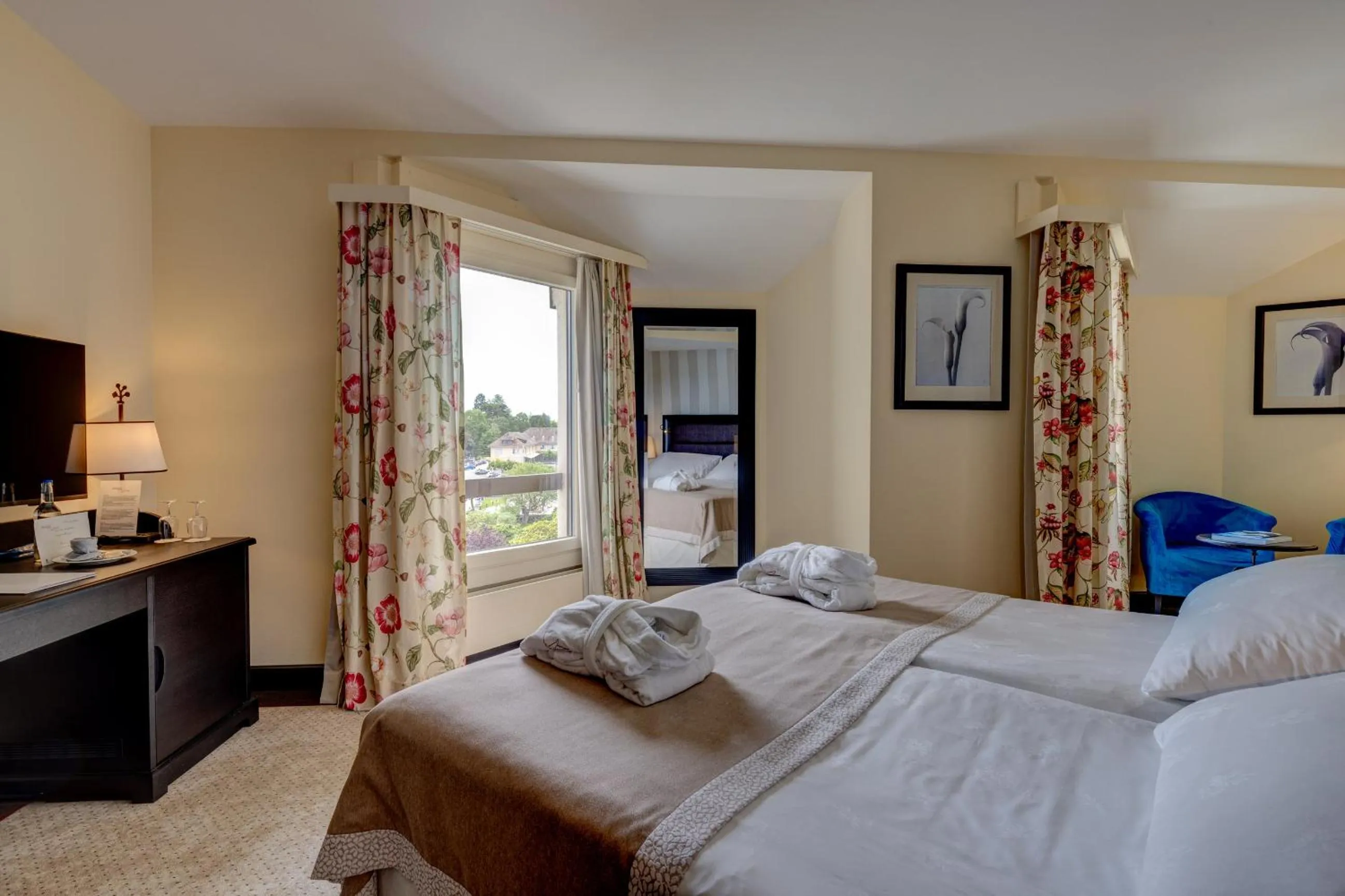 Bed in Romantik Hotel Mont Blanc au Lac