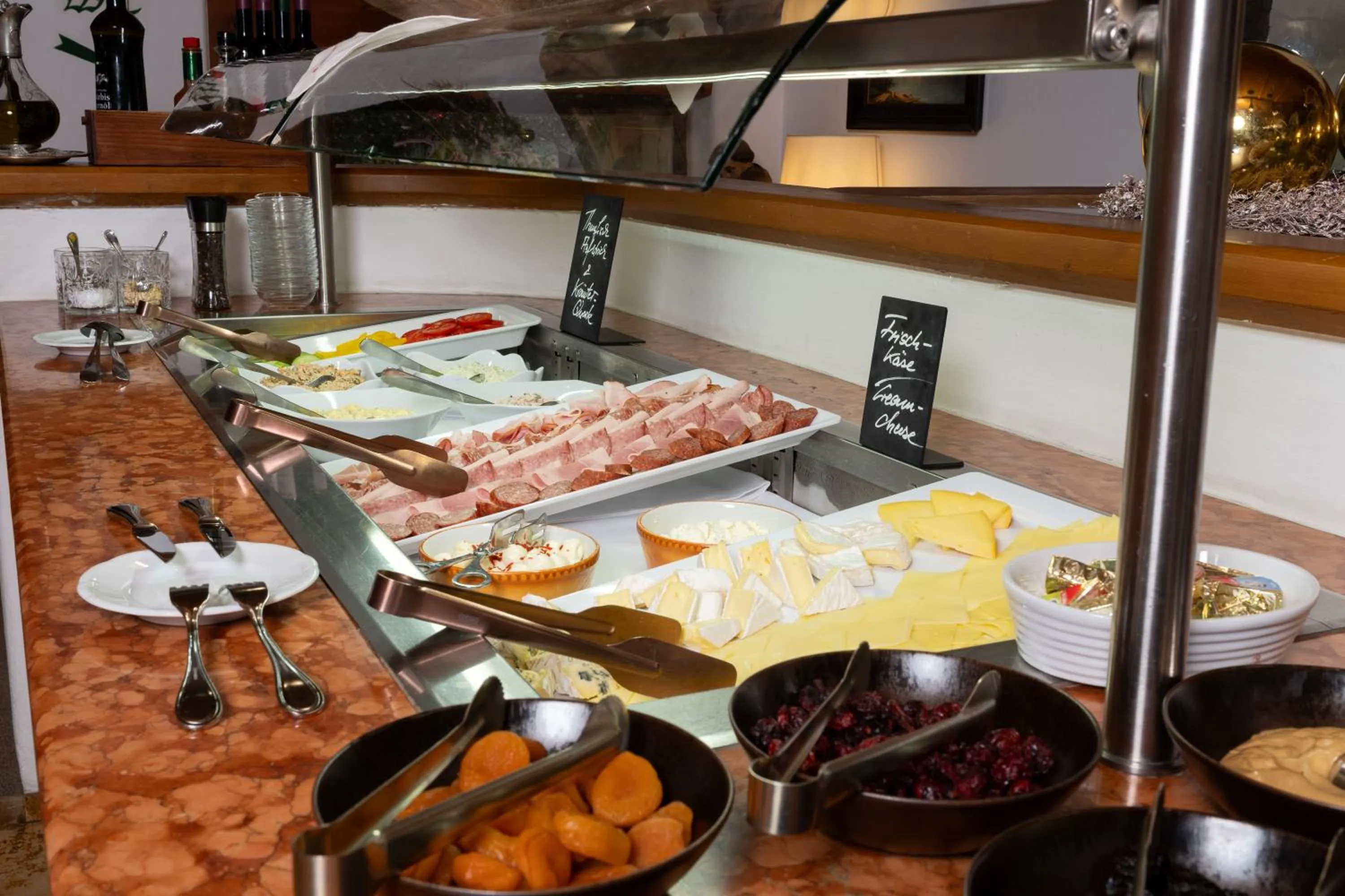 Buffet breakfast in Hotel zum Hirschen Zell am See