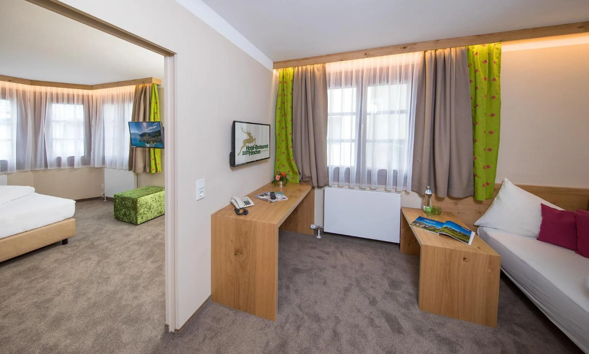 Living room, Bed in Hotel zum Hirschen Zell am See