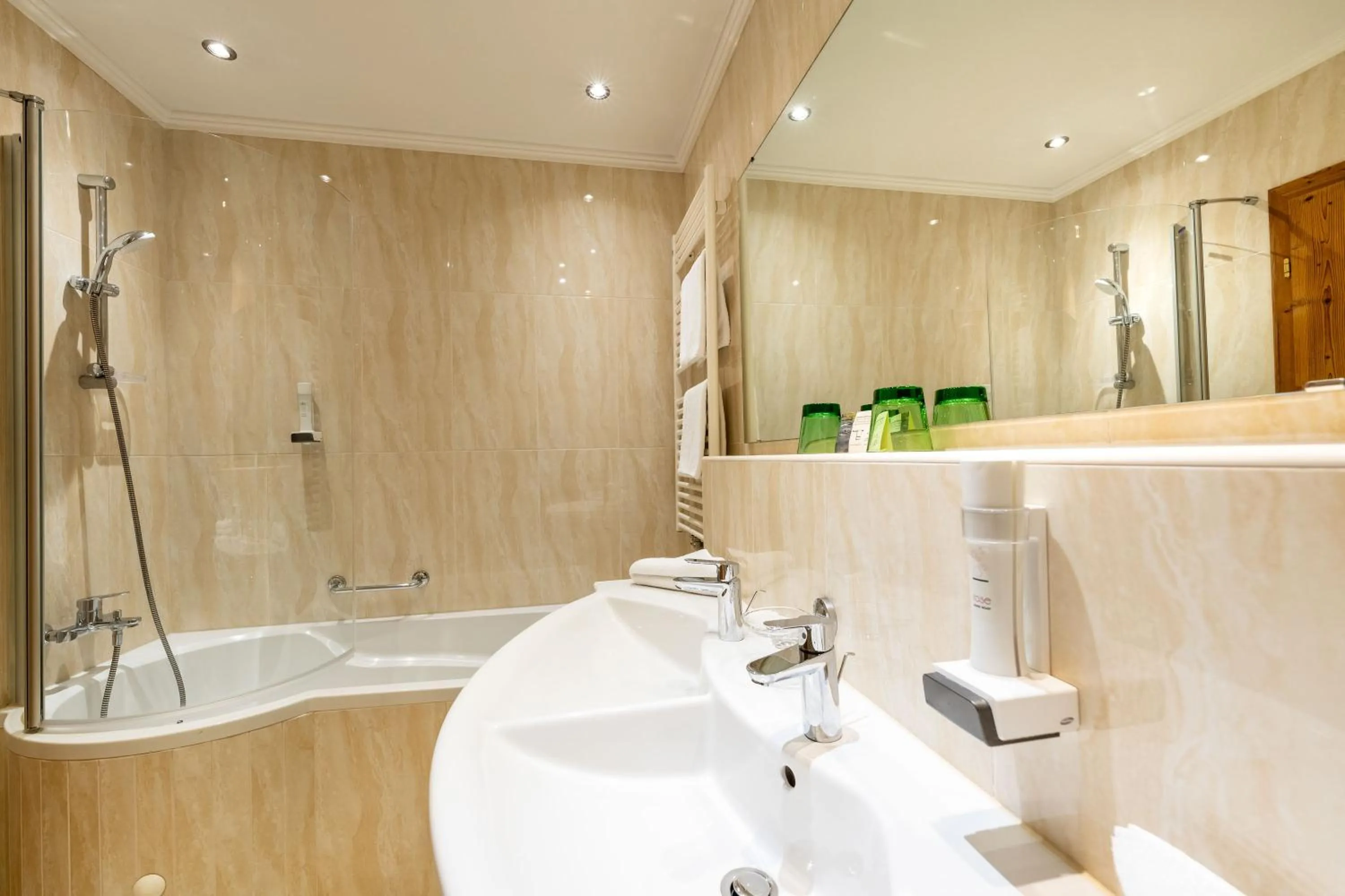 Bathroom in Hotel zum Hirschen Zell am See