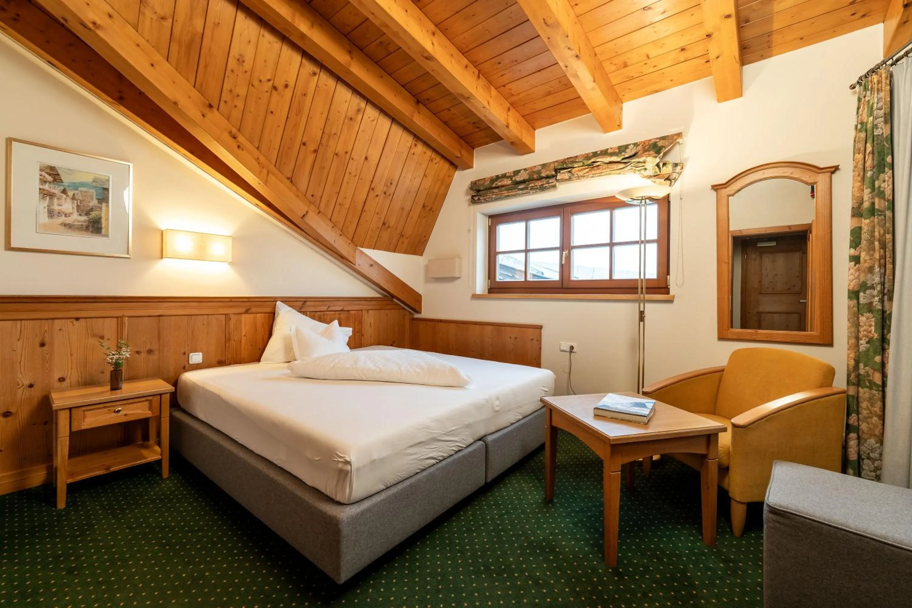 Photo of the whole room, Bed in Hotel zum Hirschen Zell am See