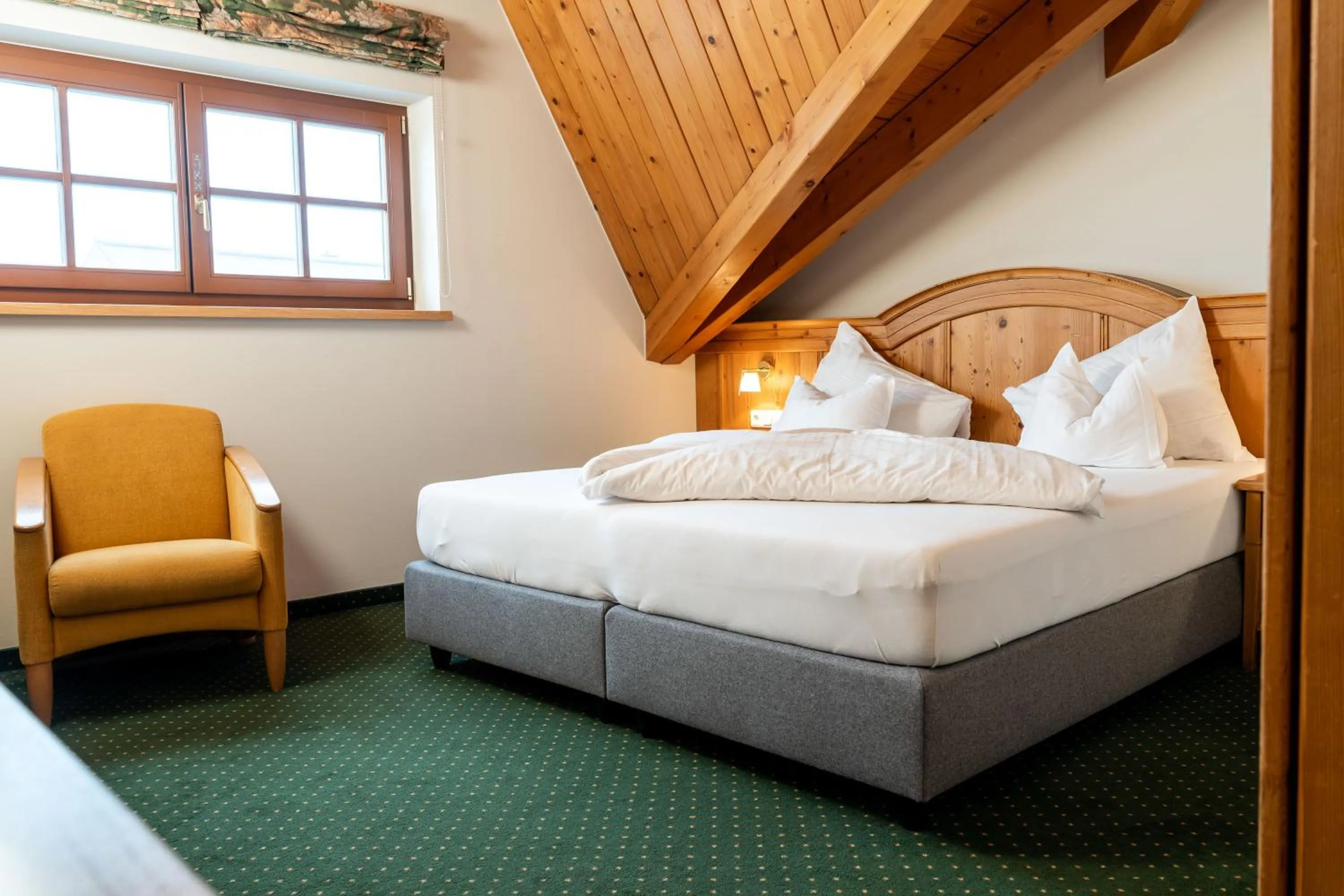 Photo of the whole room, Bed in Hotel zum Hirschen Zell am See