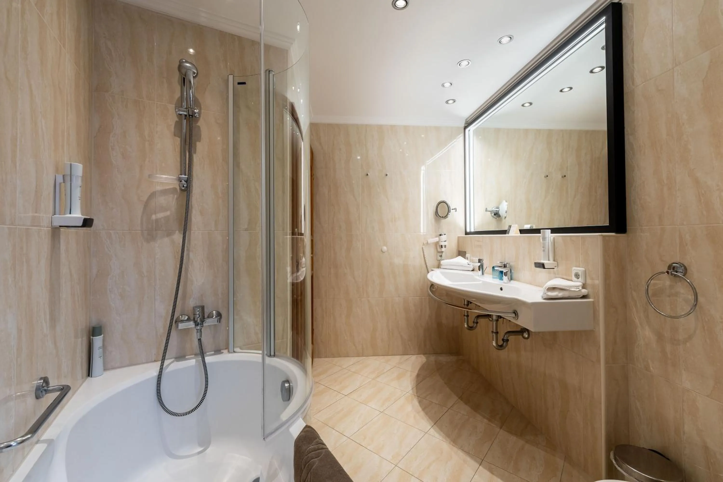 Bathroom in Hotel zum Hirschen Zell am See