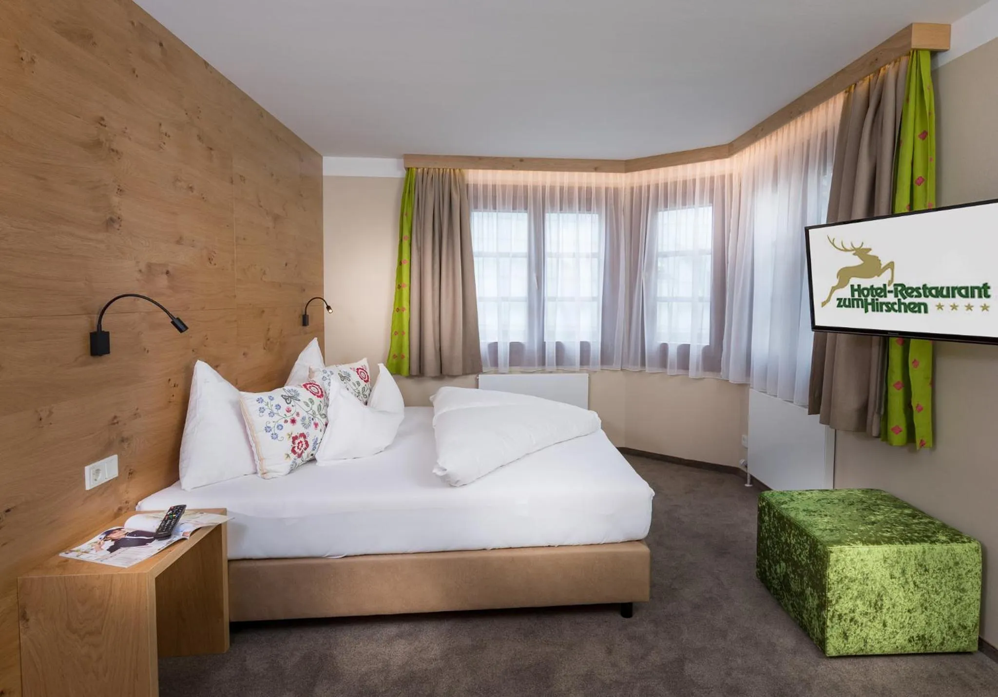 Bedroom, Bed in Hotel zum Hirschen Zell am See