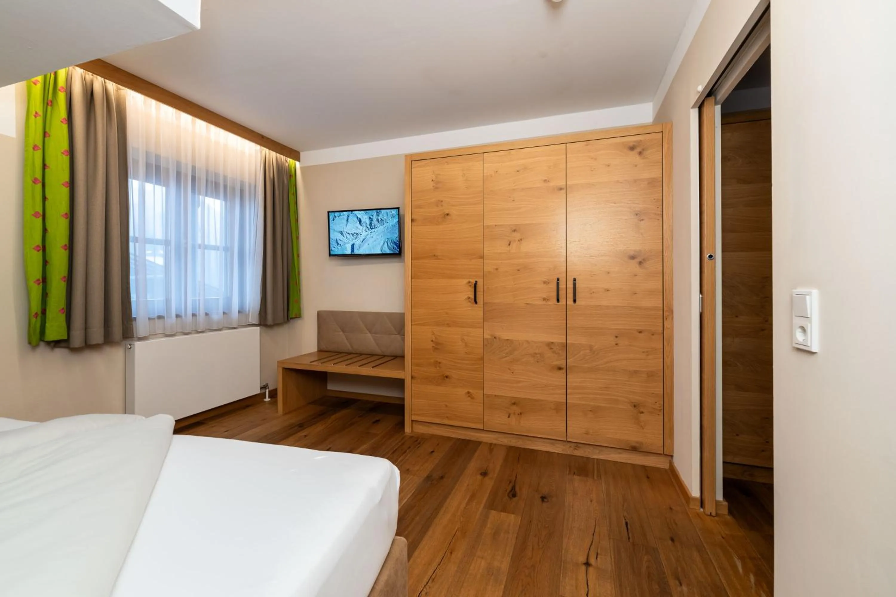 Photo of the whole room, Bed in Hotel zum Hirschen Zell am See