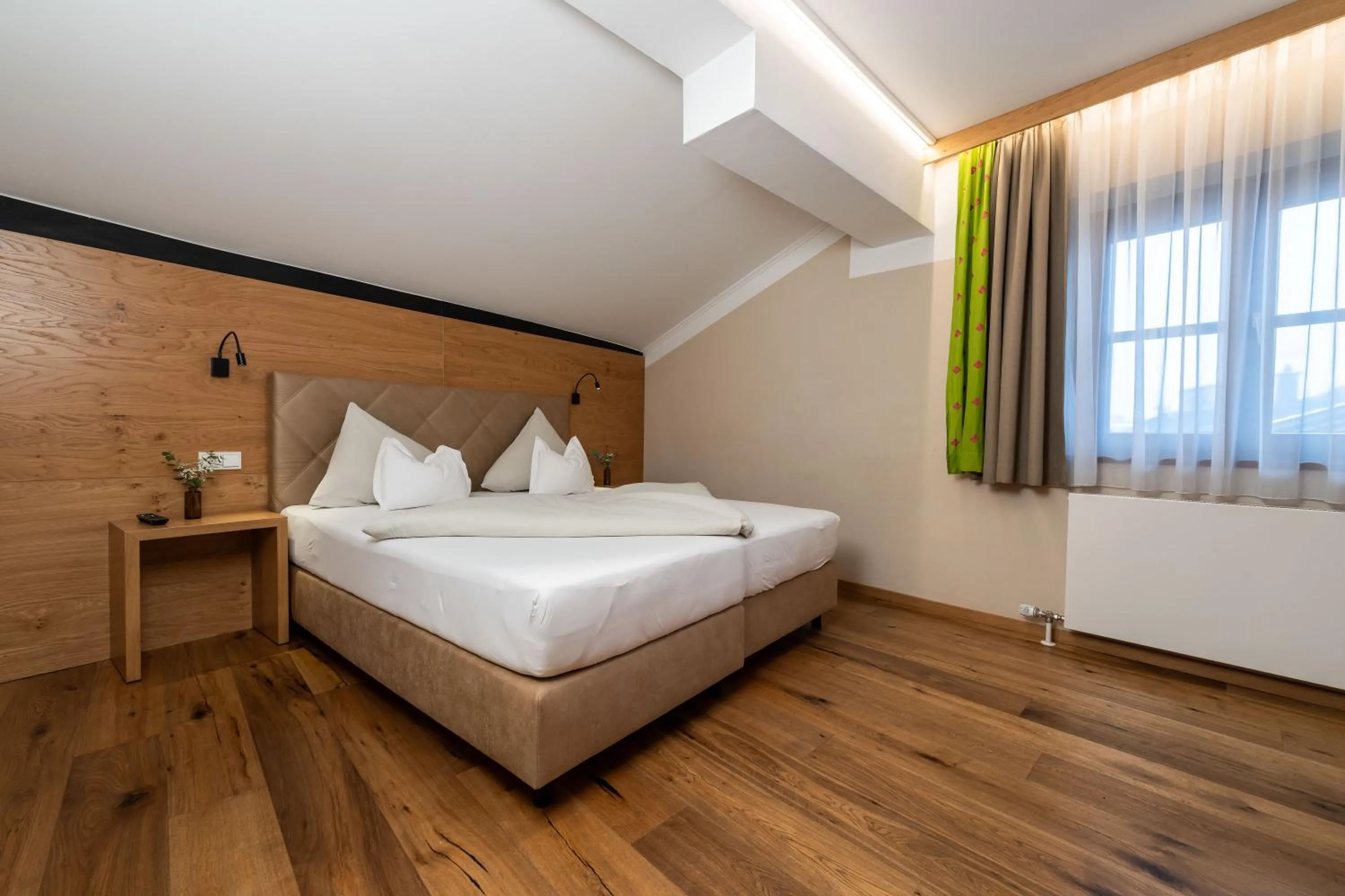 Photo of the whole room, Bed in Hotel zum Hirschen Zell am See