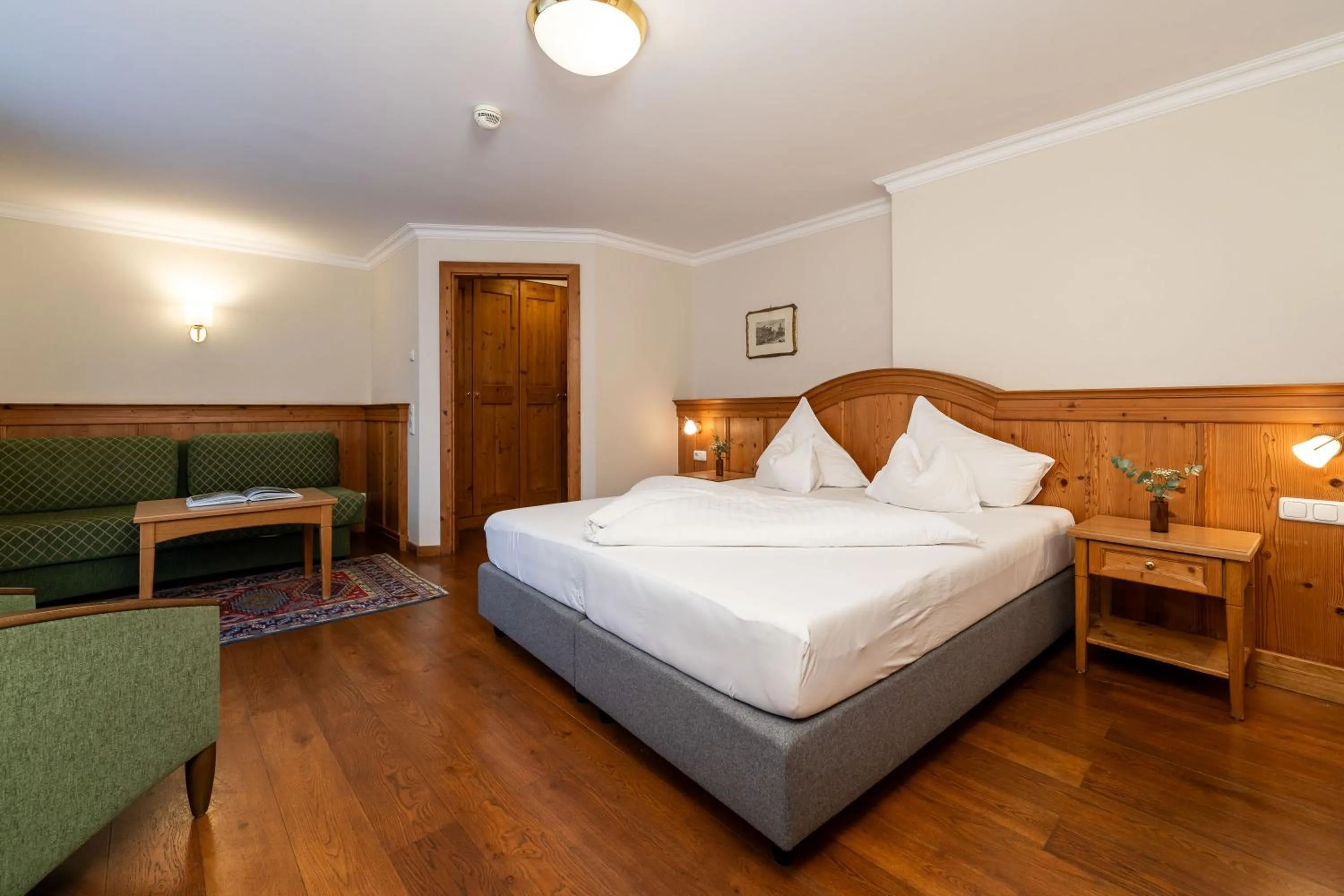 Photo of the whole room, Bed in Hotel zum Hirschen Zell am See