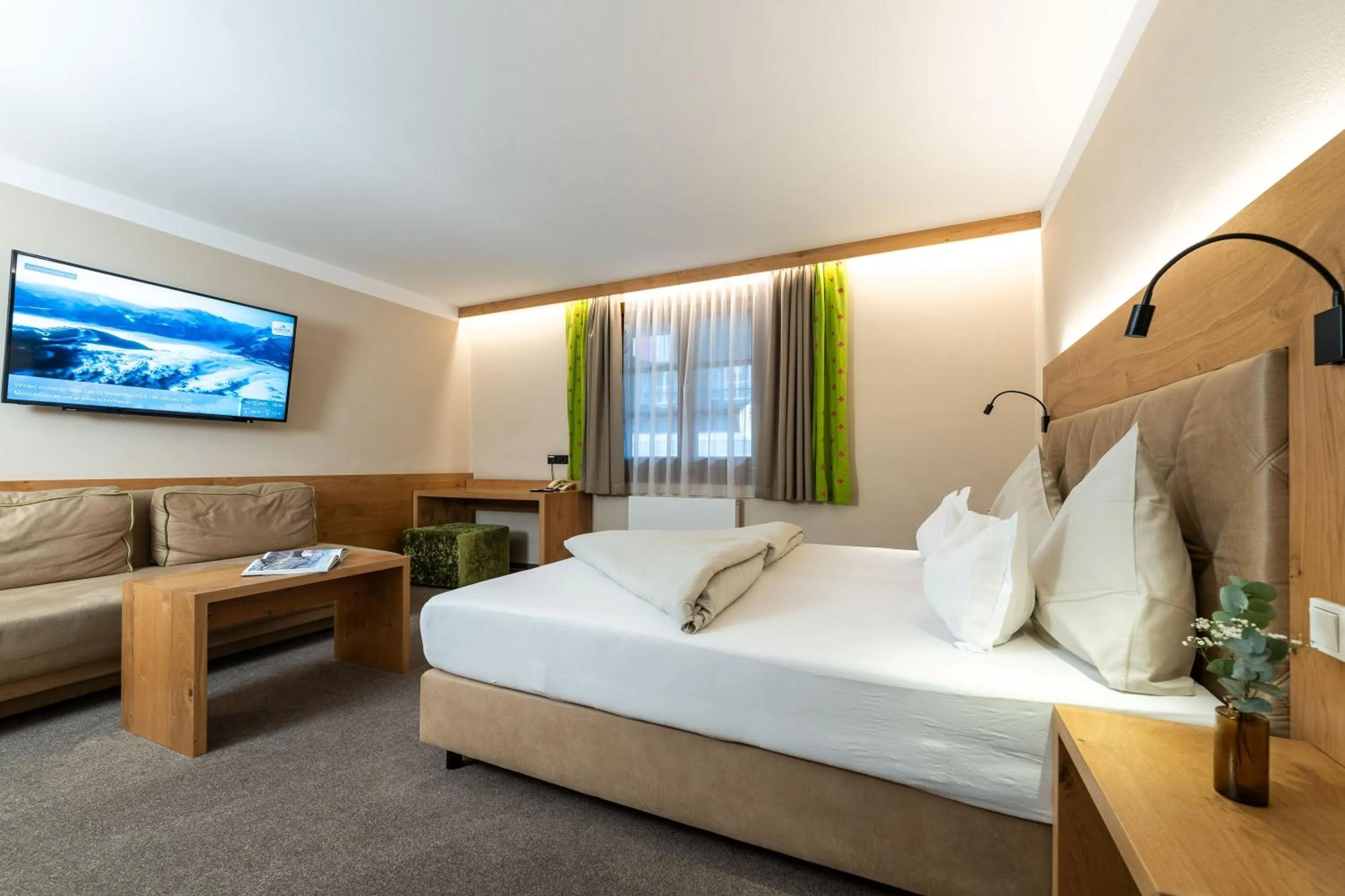 Photo of the whole room, Bed in Hotel zum Hirschen Zell am See