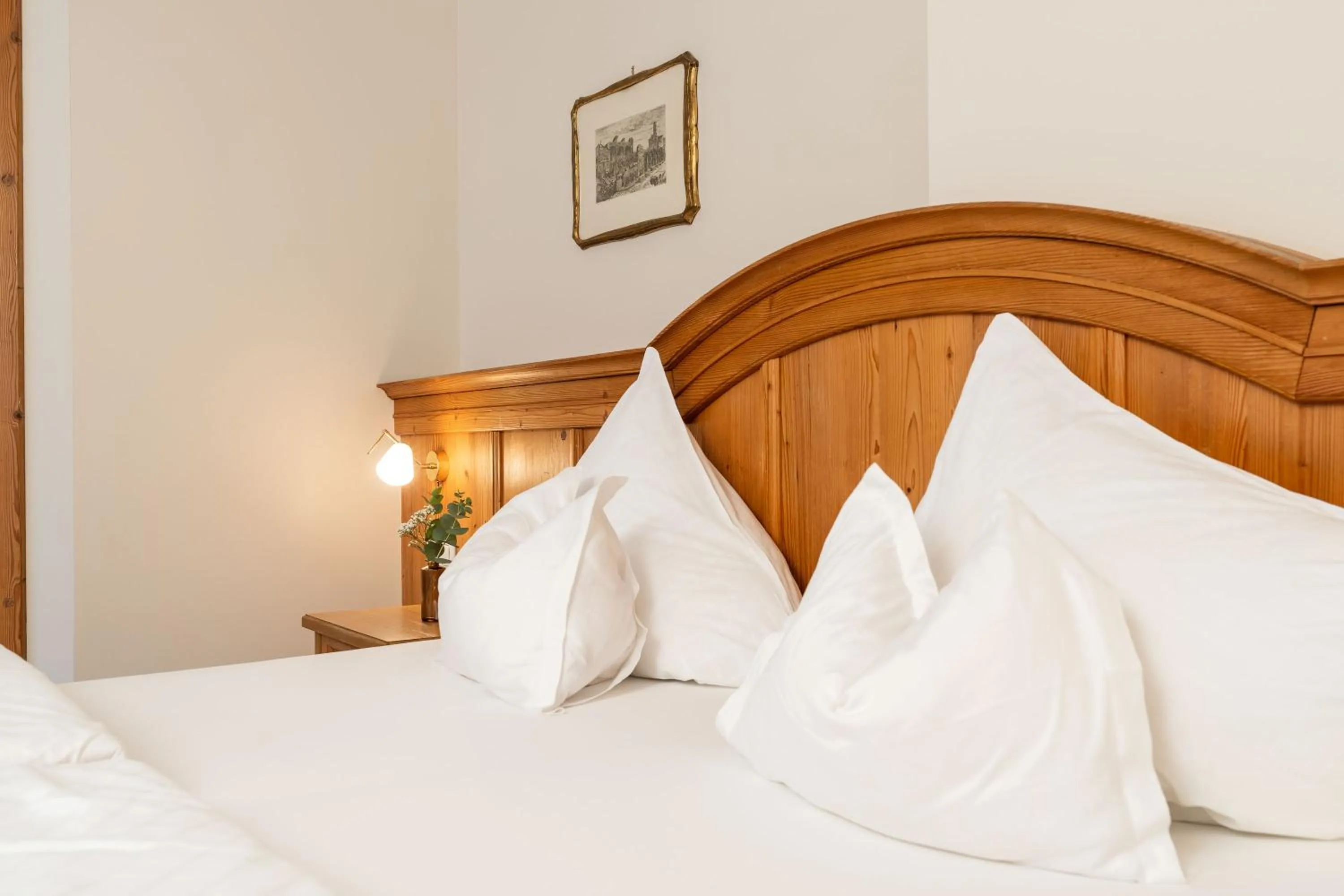 Photo of the whole room, Bed in Hotel zum Hirschen Zell am See