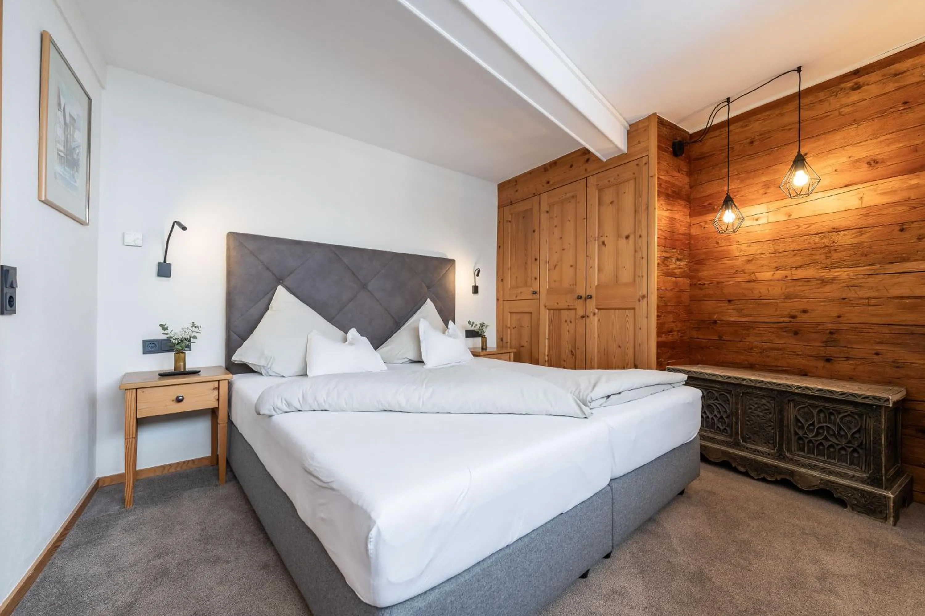 Photo of the whole room, Bed in Hotel zum Hirschen Zell am See